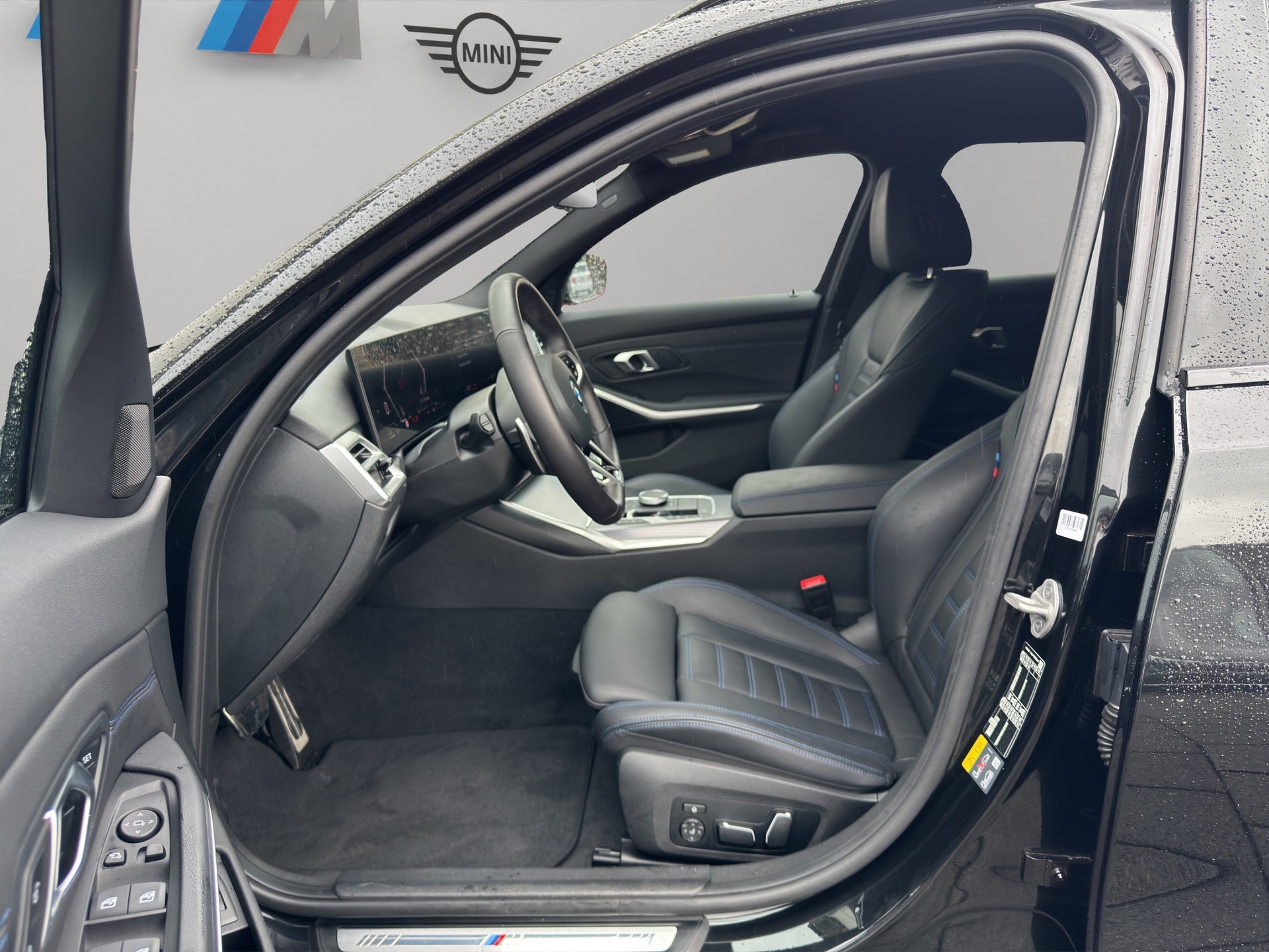 BMW 330e x DriveTouring Steptronic M Sport-image-15