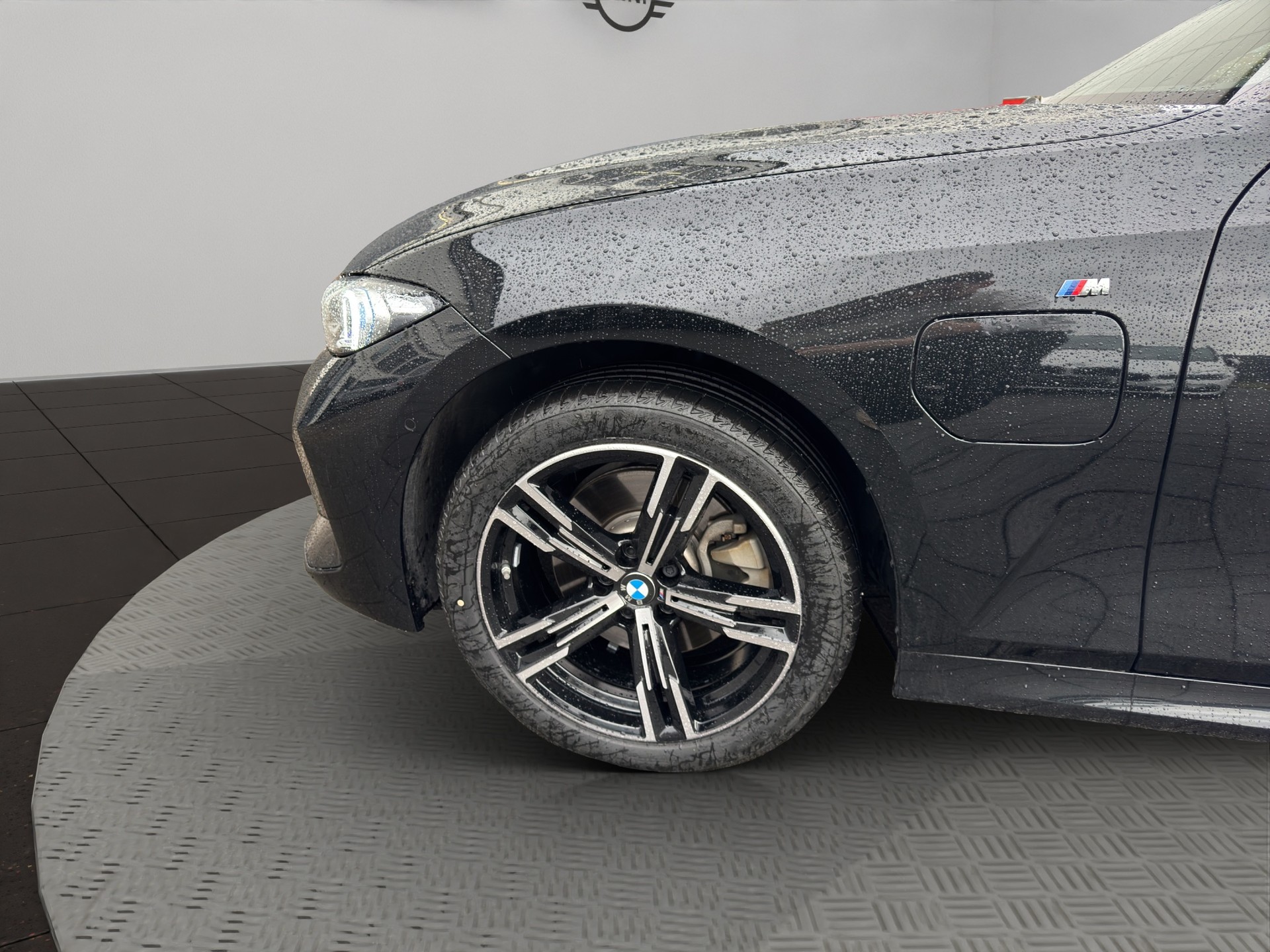 BMW 330e x DriveTouring Steptronic M Sport-image-9