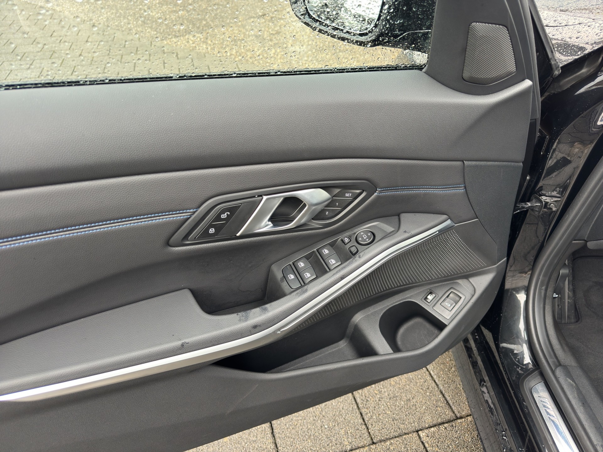BMW 330e x DriveTouring Steptronic M Sport-image-16