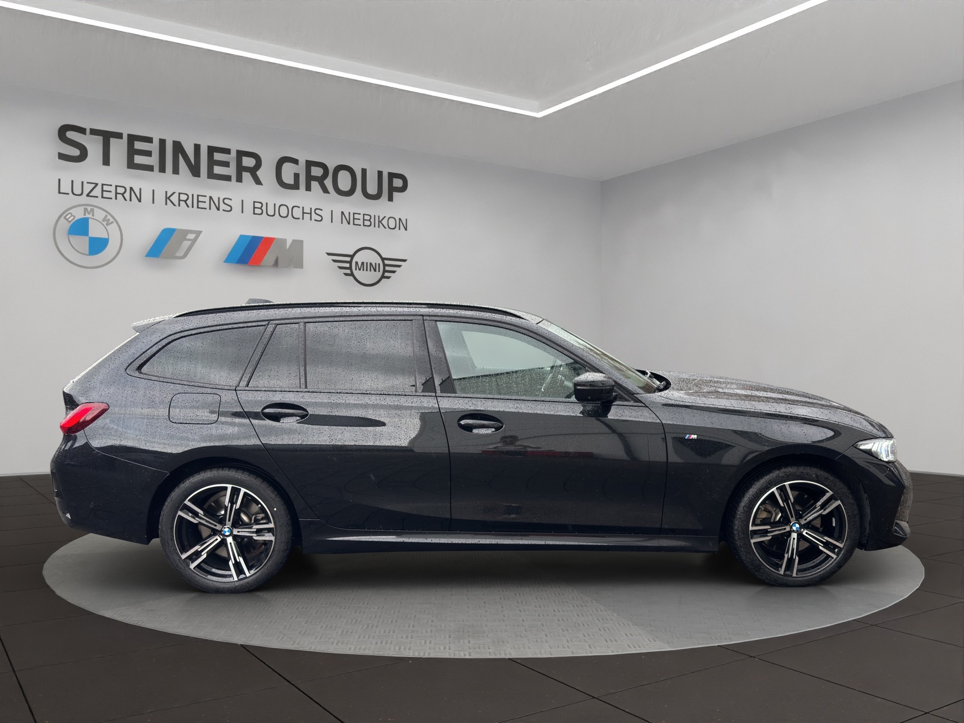 BMW 330e x DriveTouring Steptronic M Sport-image-4
