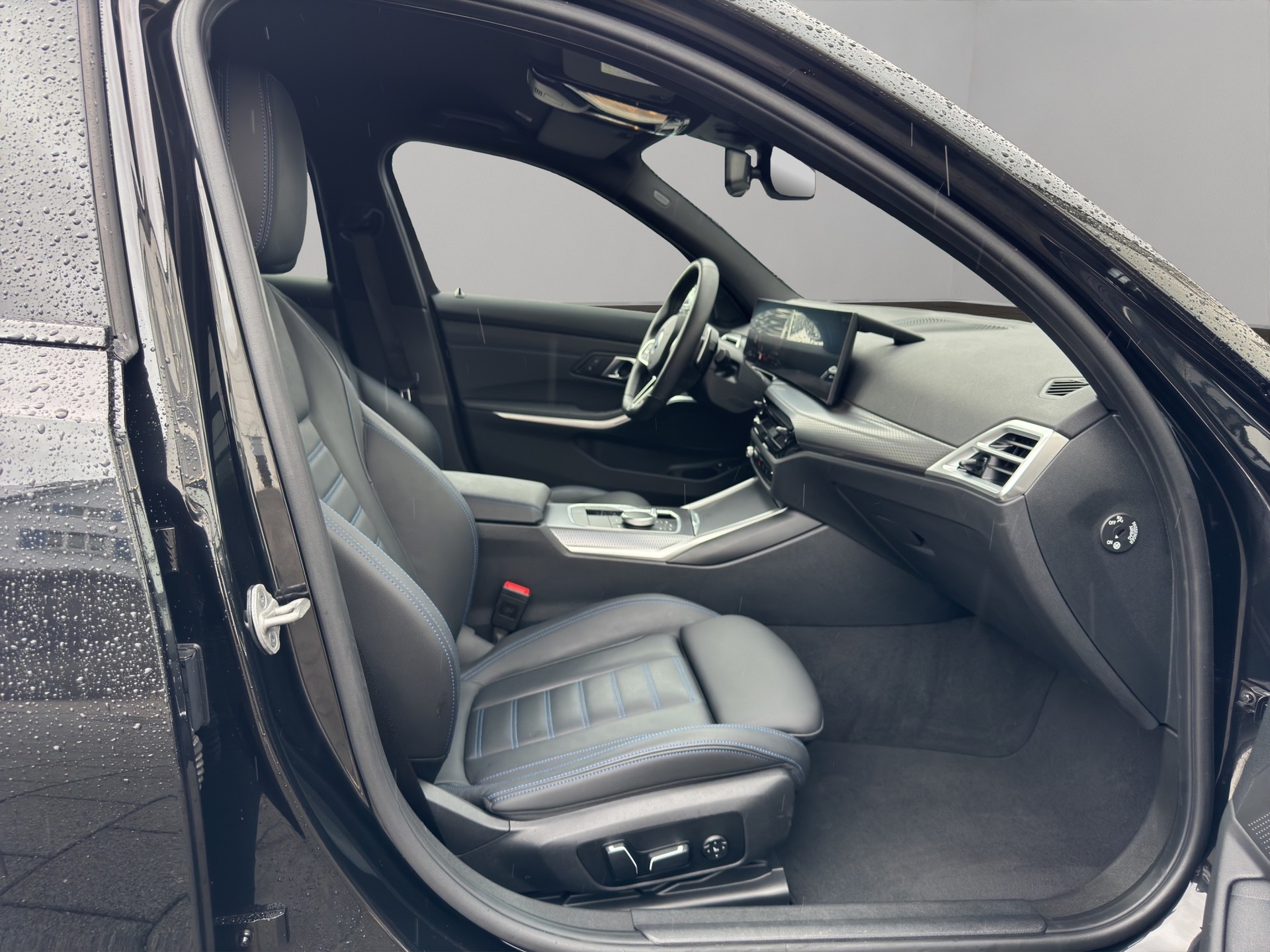 BMW 330e x DriveTouring Steptronic M Sport-image-19