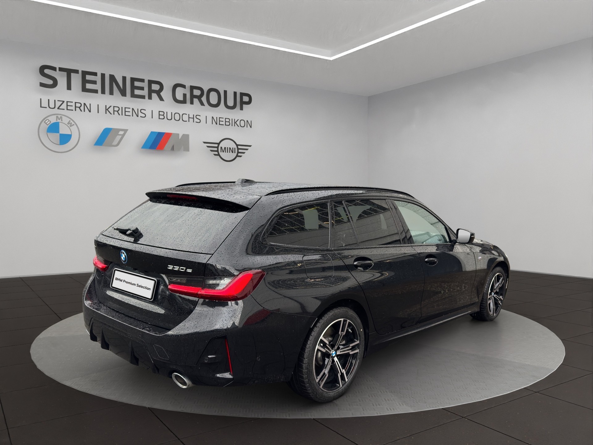 BMW 330e x DriveTouring Steptronic M Sport-image-5