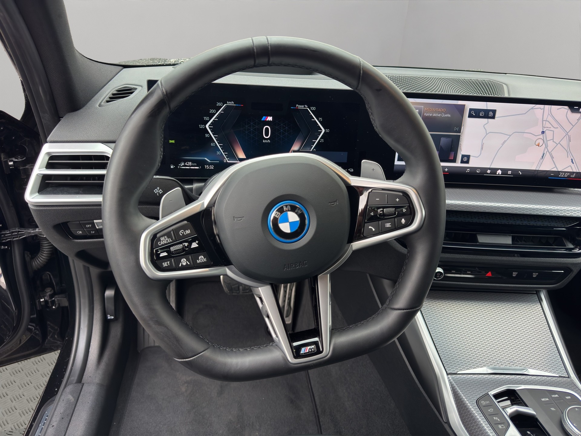 BMW 330e x DriveTouring Steptronic M Sport-image-11