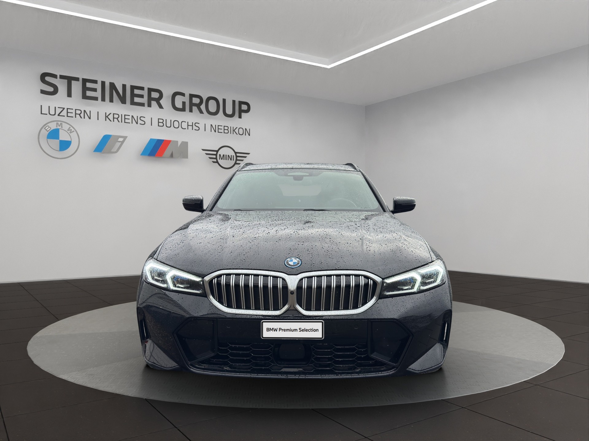 BMW 330e x DriveTouring Steptronic M Sport-image-2