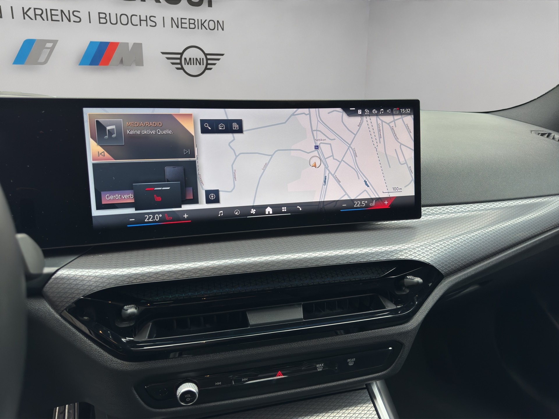 BMW 330e x DriveTouring Steptronic M Sport-image-14