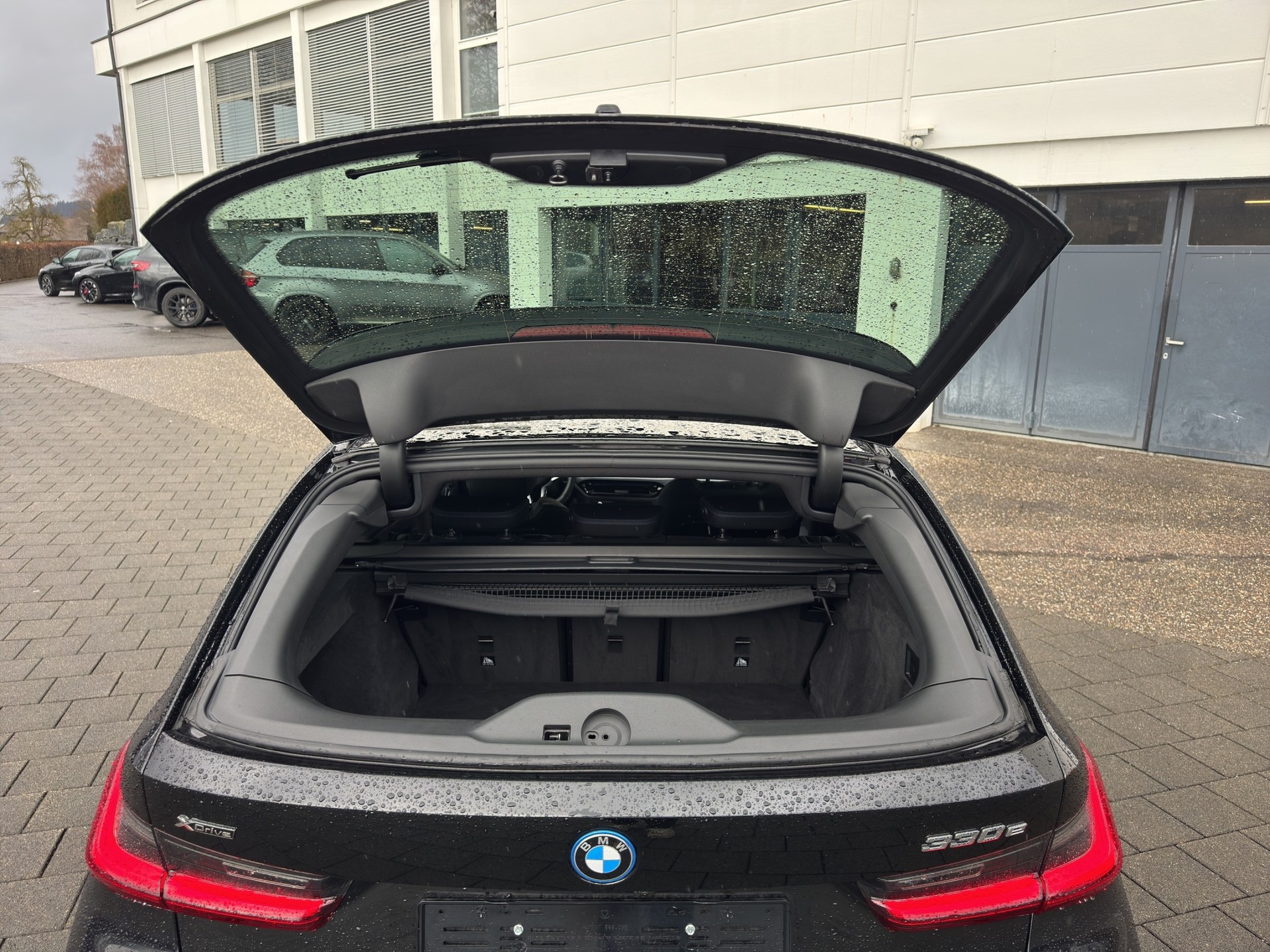 BMW 330e x DriveTouring Steptronic M Sport-image-22