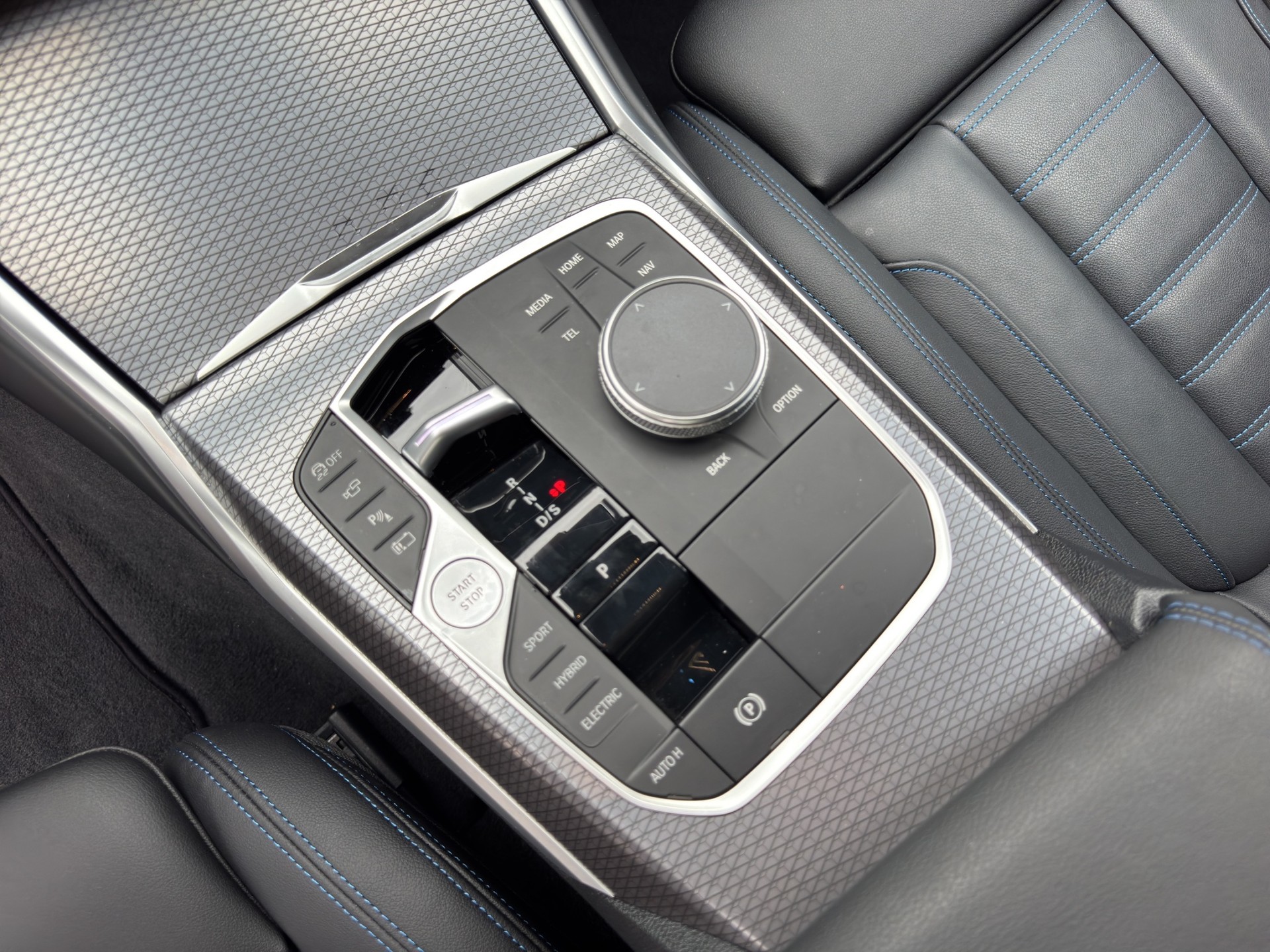 BMW 330e x DriveTouring Steptronic M Sport-image-13