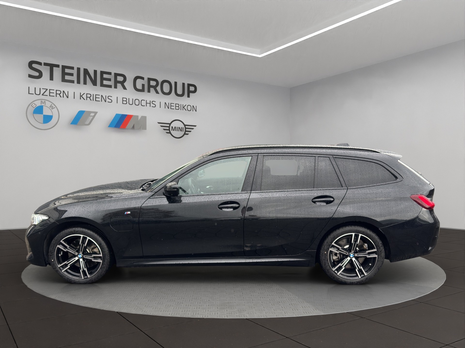 BMW 330e x DriveTouring Steptronic M Sport-image-8