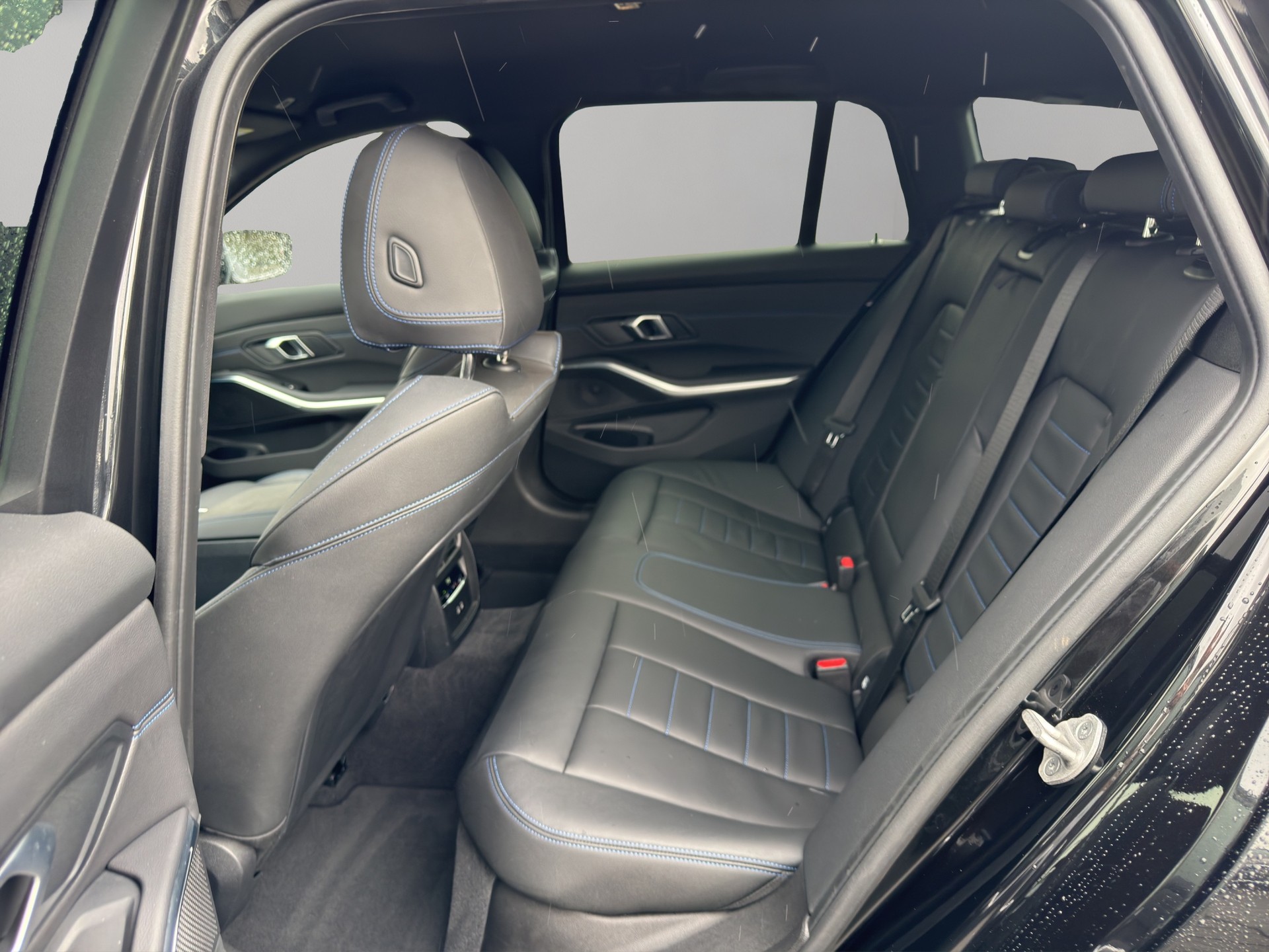 BMW 330e x DriveTouring Steptronic M Sport-image-17