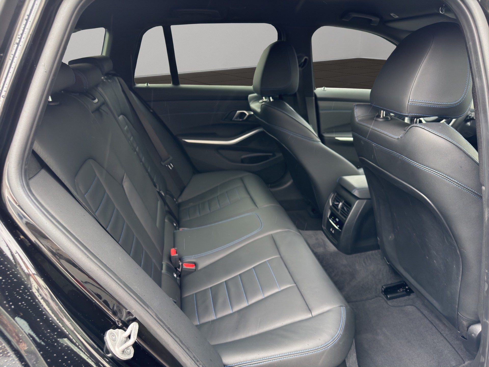 BMW 330e x DriveTouring Steptronic M Sport-image-18