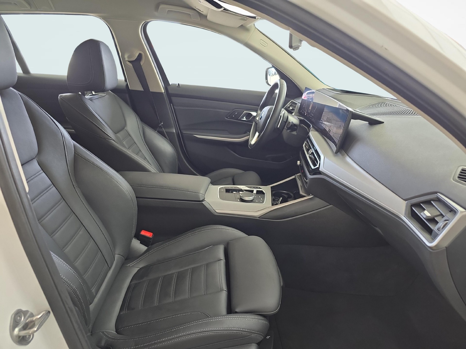 BMW 320d xDrive SAG Touring-image-9