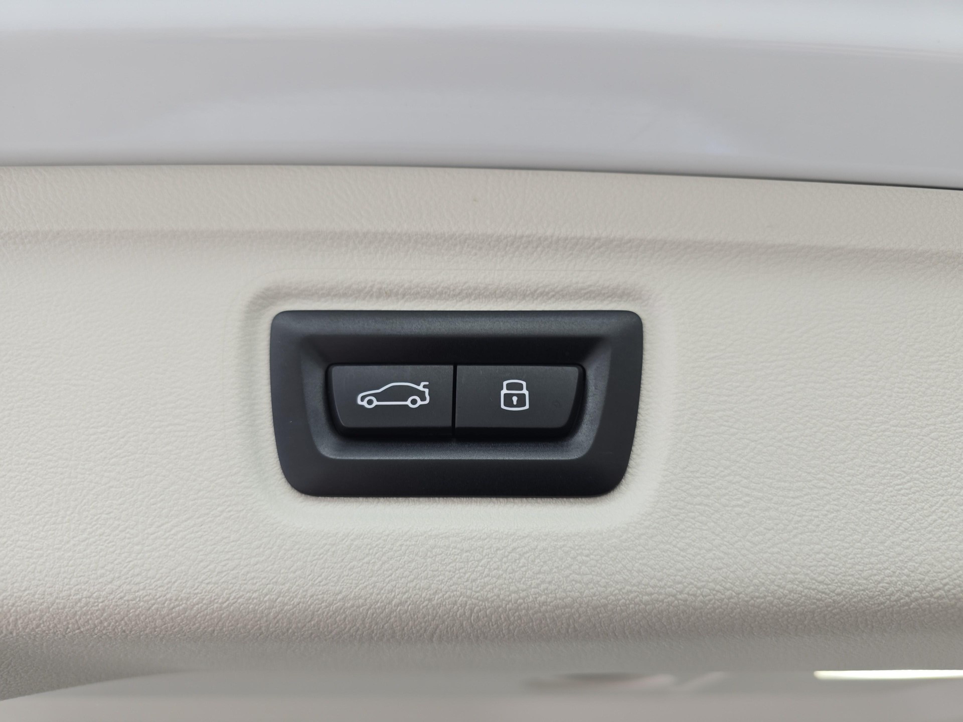 BMW 320d xDrive SAG Touring-image-18
