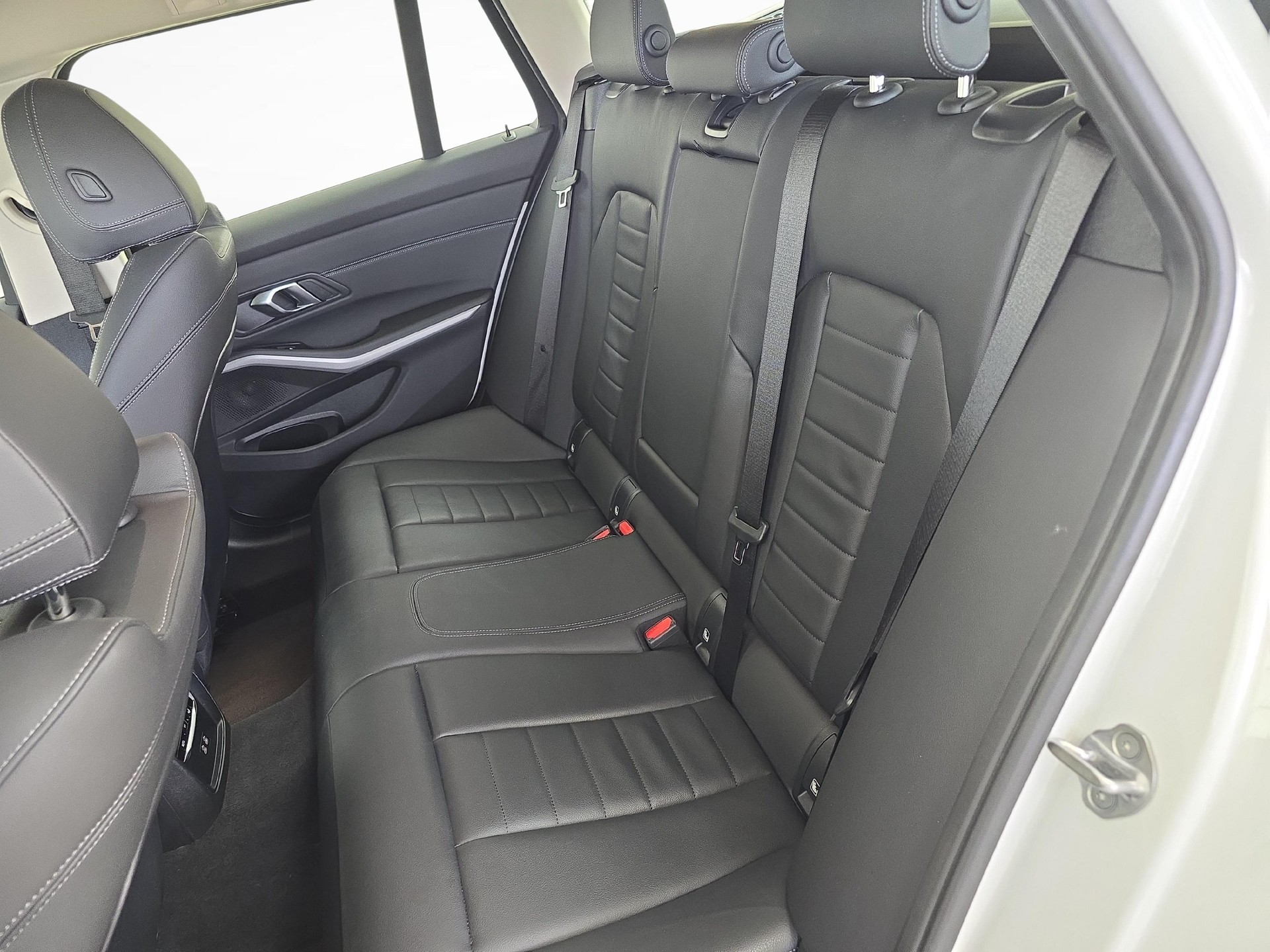 BMW 320d xDrive SAG Touring-image-10