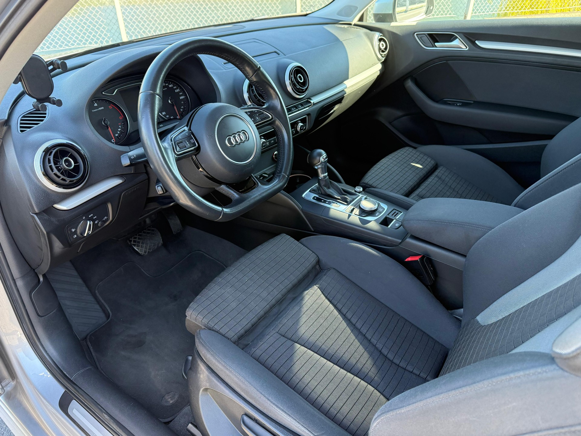 AUDI A3 1.6 TDI Ambition S-tronic-image-8