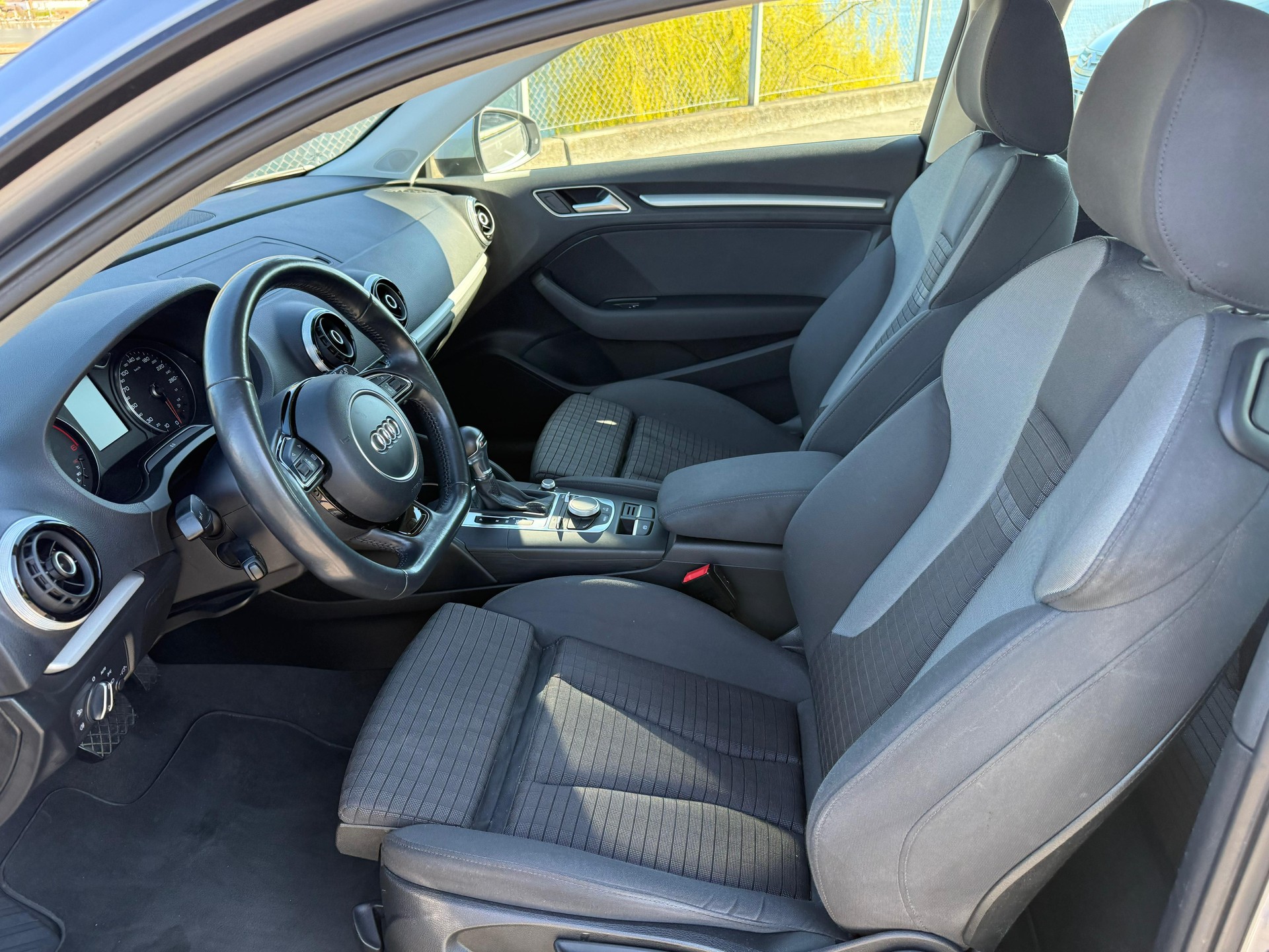 AUDI A3 1.6 TDI Ambition S-tronic-image-9
