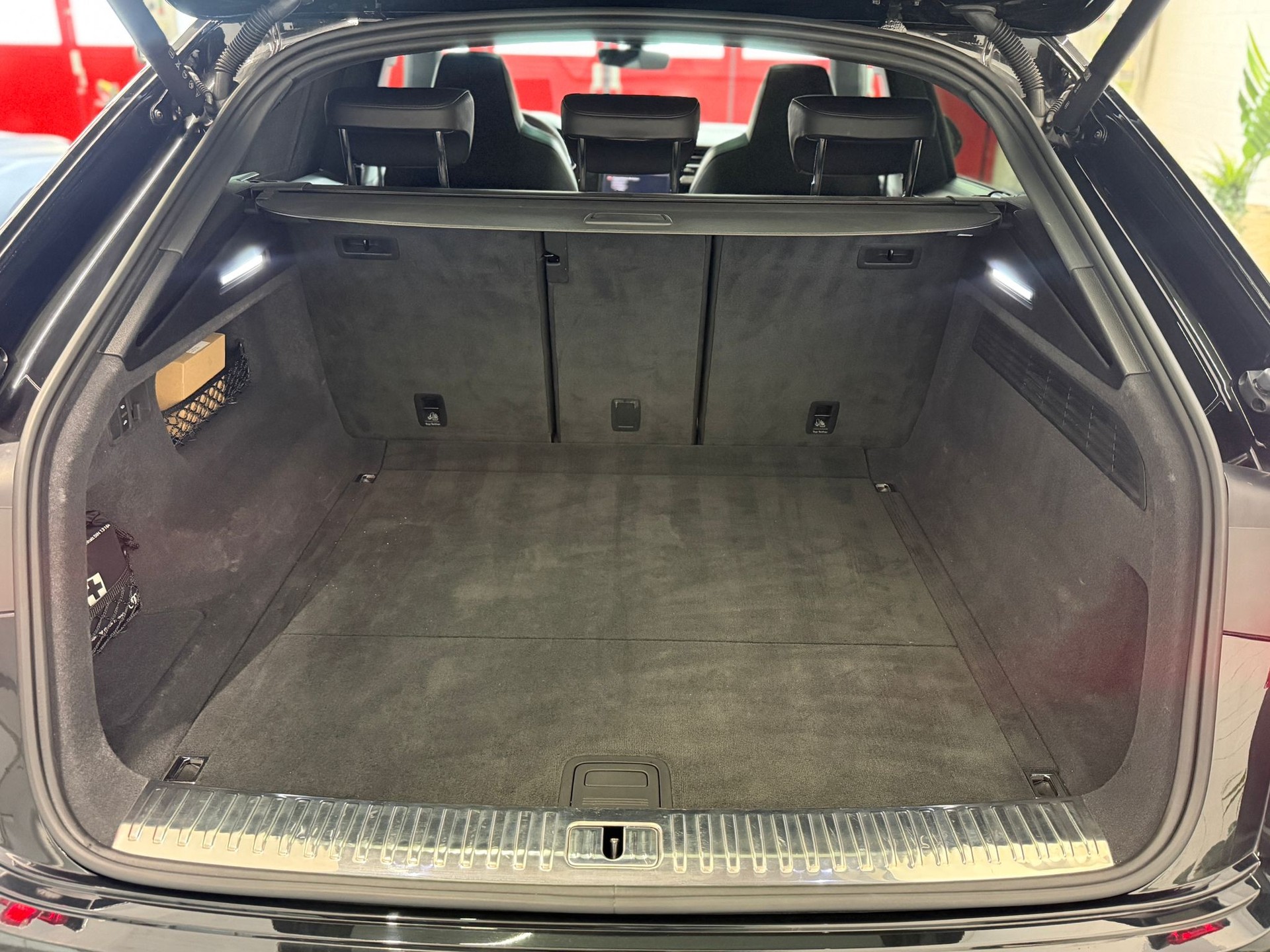 AUDI RSQ8-image-14