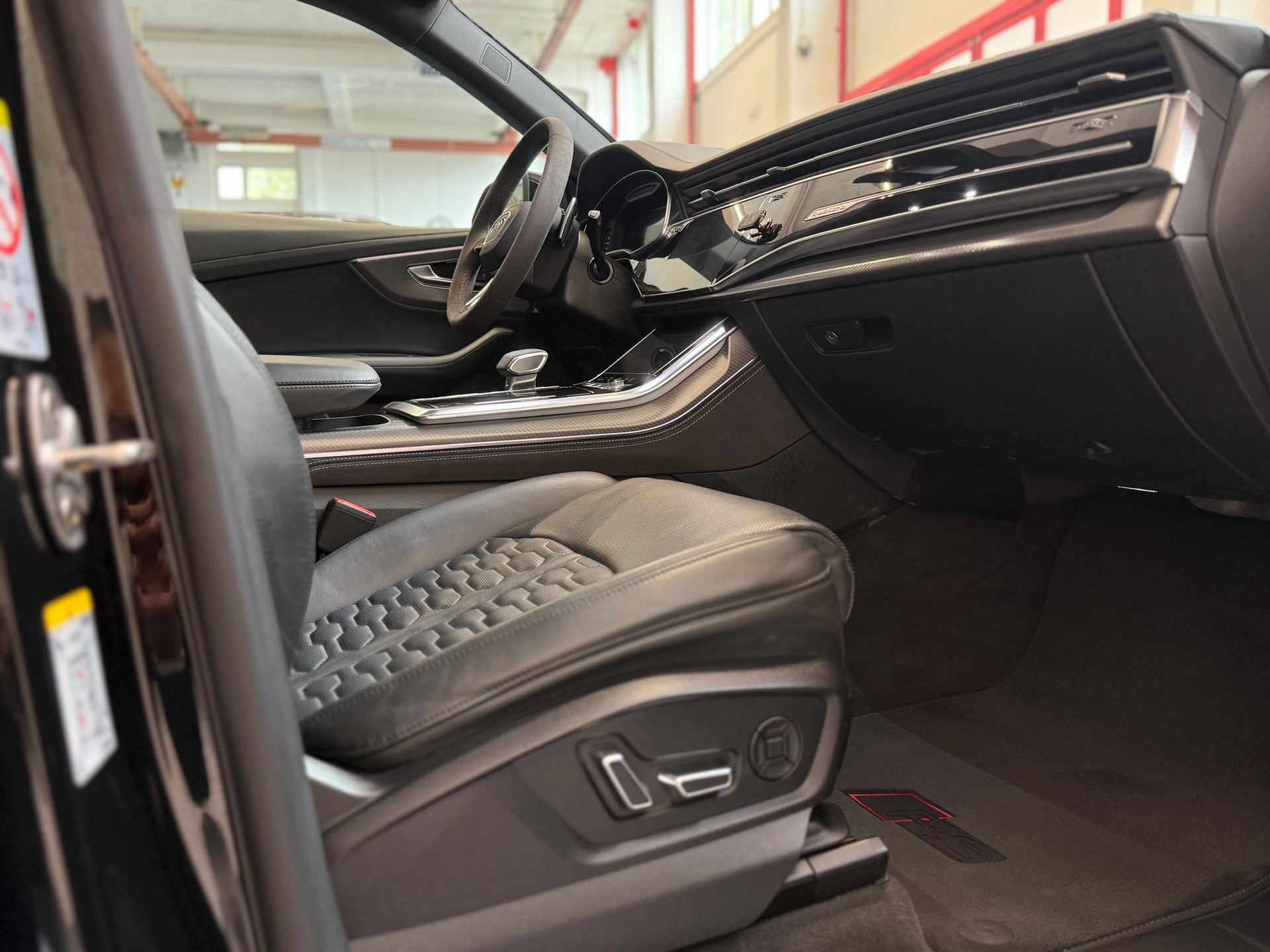 AUDI RSQ8-image-22