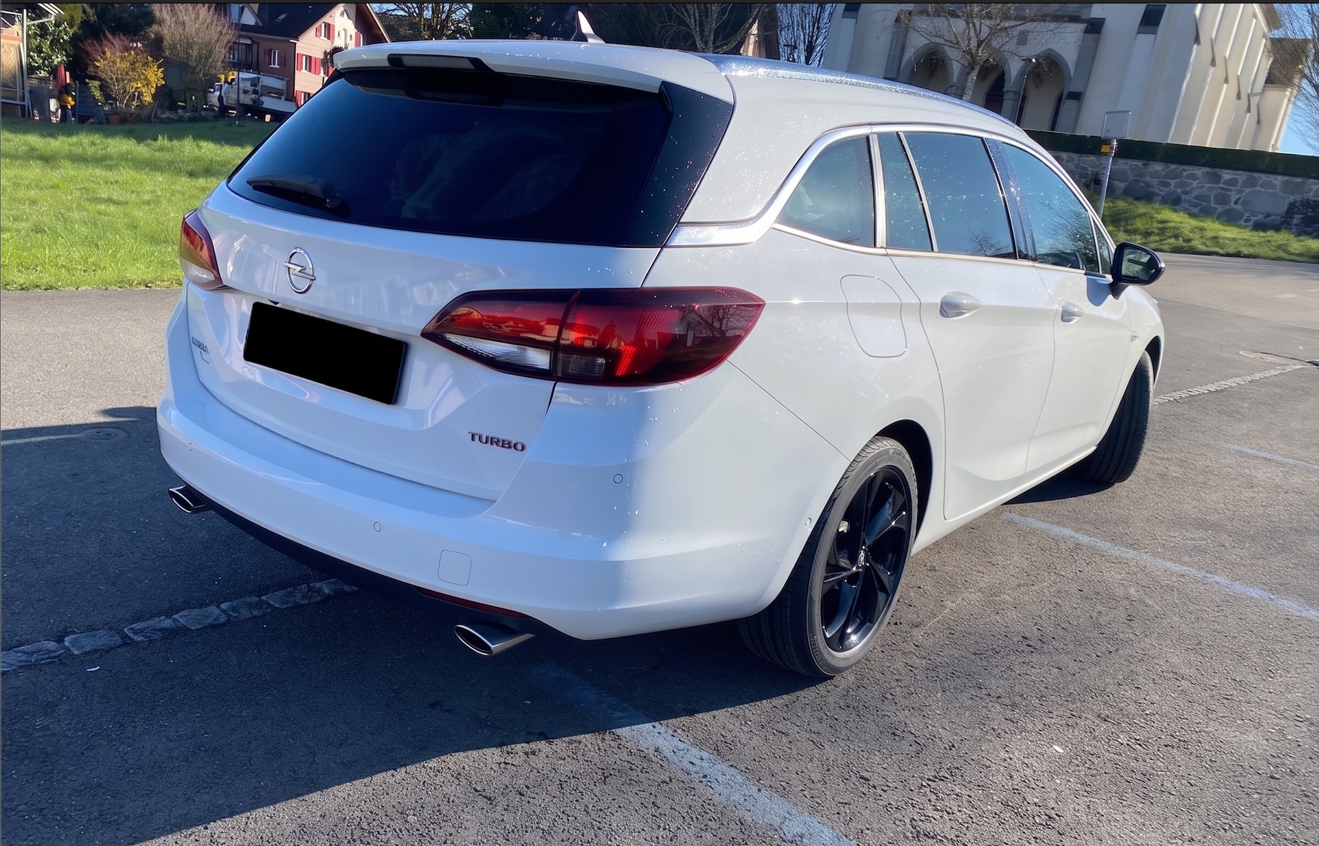 OPEL Astra Sports Tourer 1.6i Turbo Black Edition-image-2