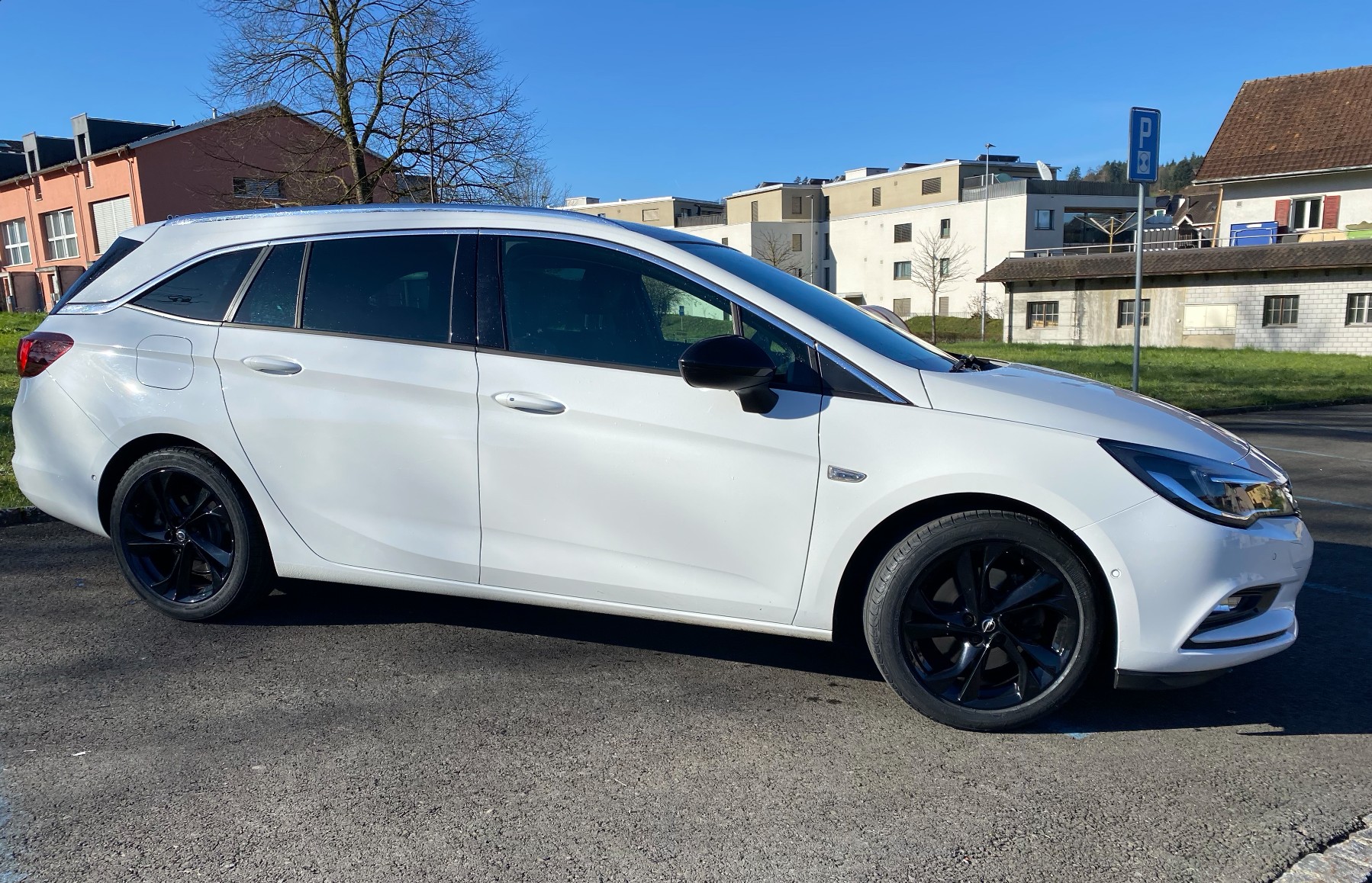 OPEL Astra Sports Tourer 1.6i Turbo Black Edition-image-3