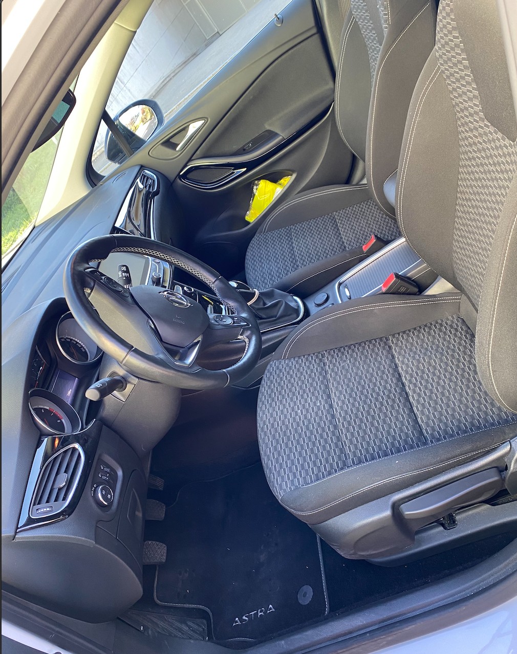 OPEL Astra Sports Tourer 1.6i Turbo Black Edition-image-4
