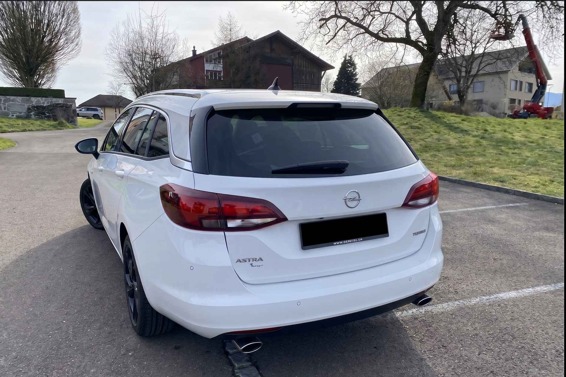 OPEL Astra Sports Tourer 1.6i Turbo Black Edition-image-1