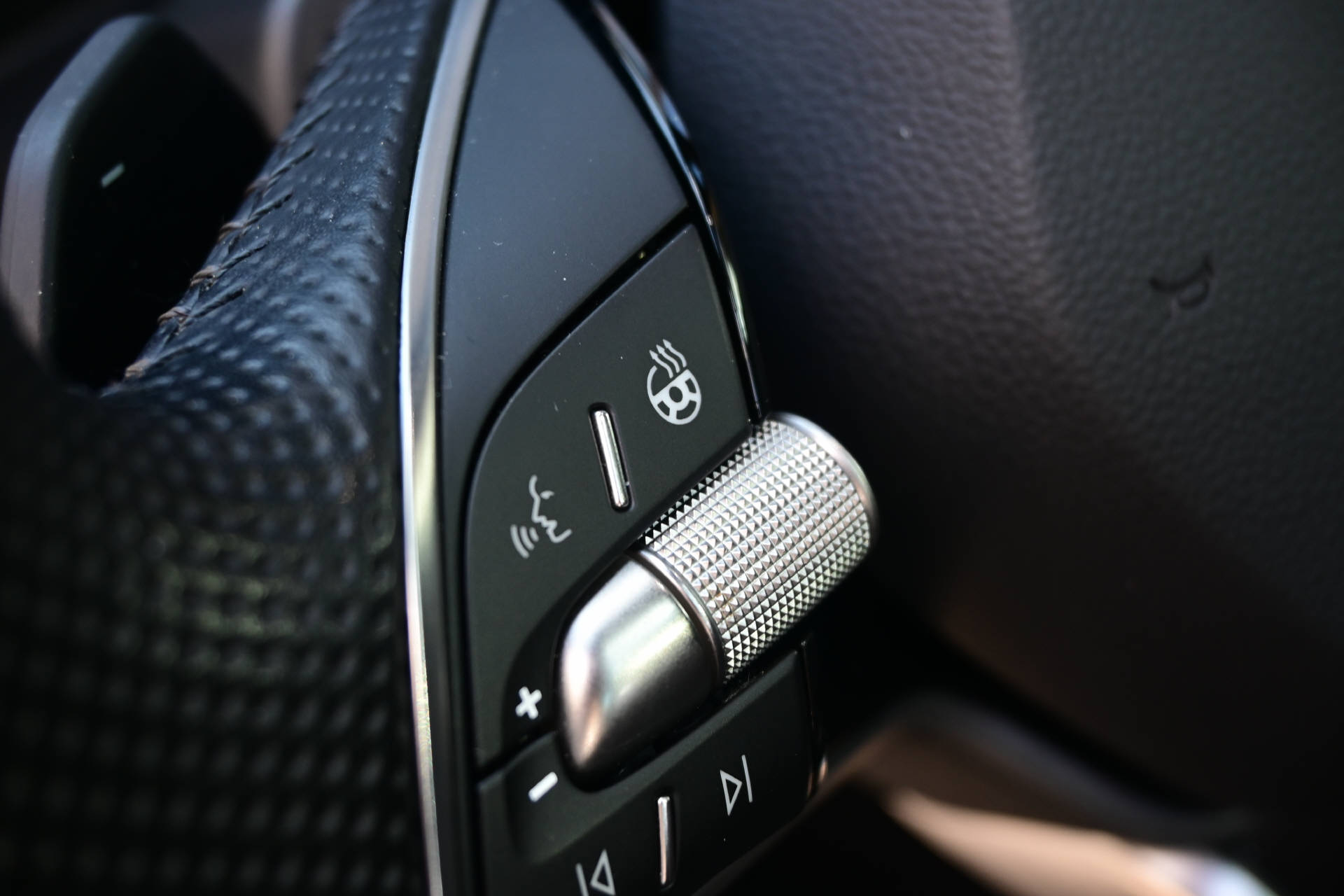 SKODA Kamiq 1.0 TSI Monte Carlo DSG *Werksgarantie bis 11/29*Rückfahrkamera*8-fach bereift-image-13