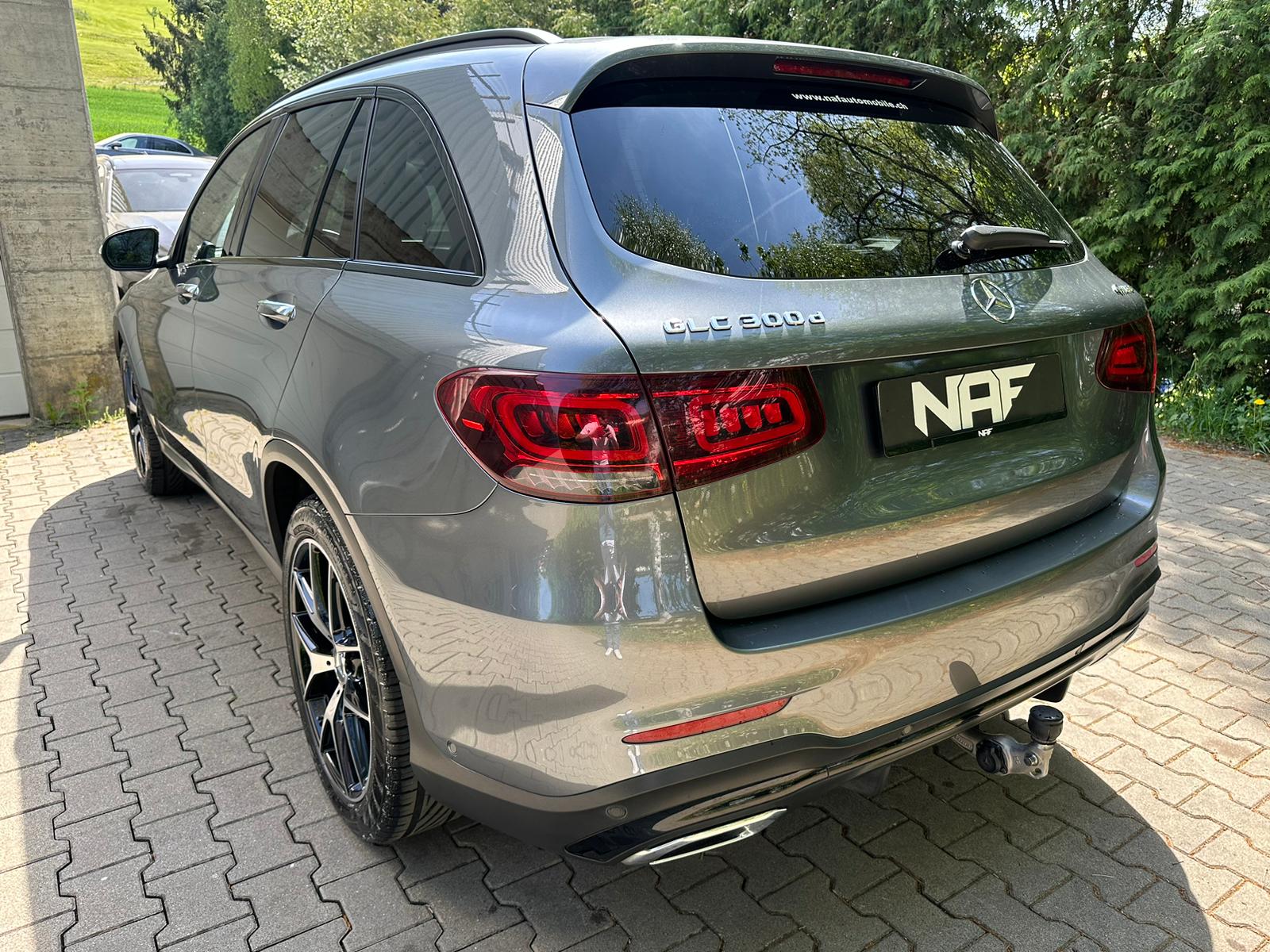 MERCEDES-BENZ GLC 300 d AMG Line 4Matic 9G-Tronic-image-2