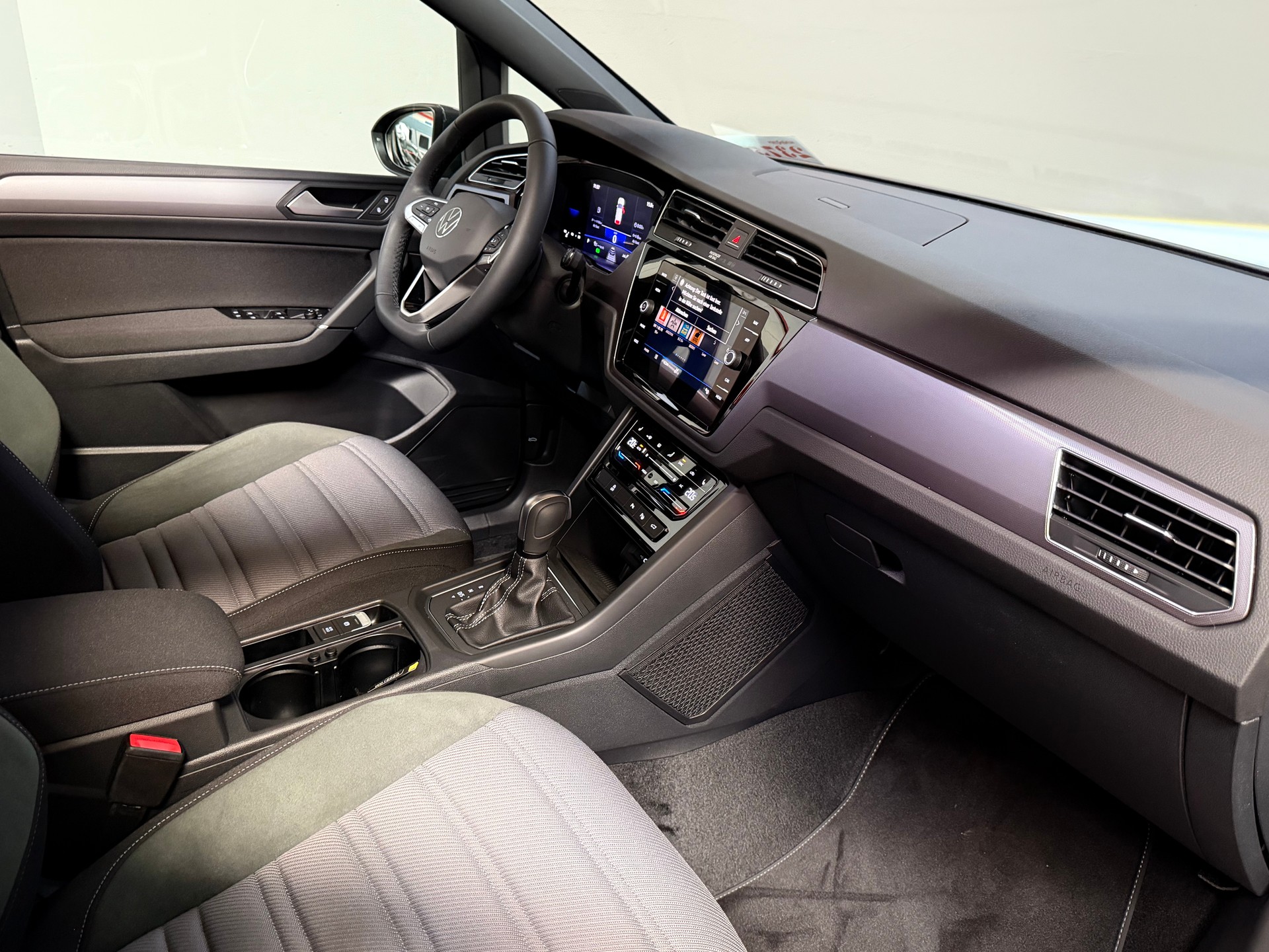 VW Touran 1.5 TSI EVO R-Line DSG Panorama-image-21