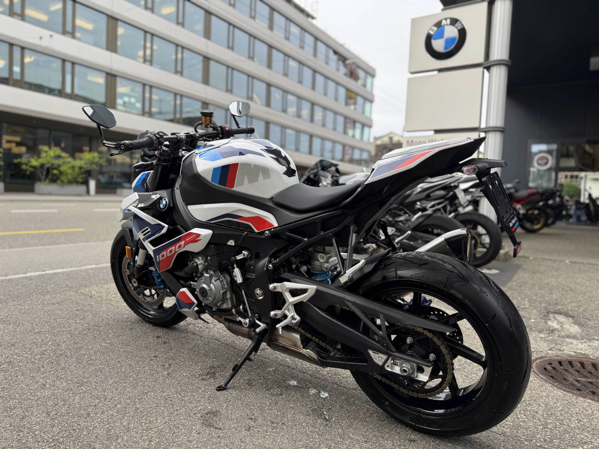 BMW M 1000 R-showroom-element-2