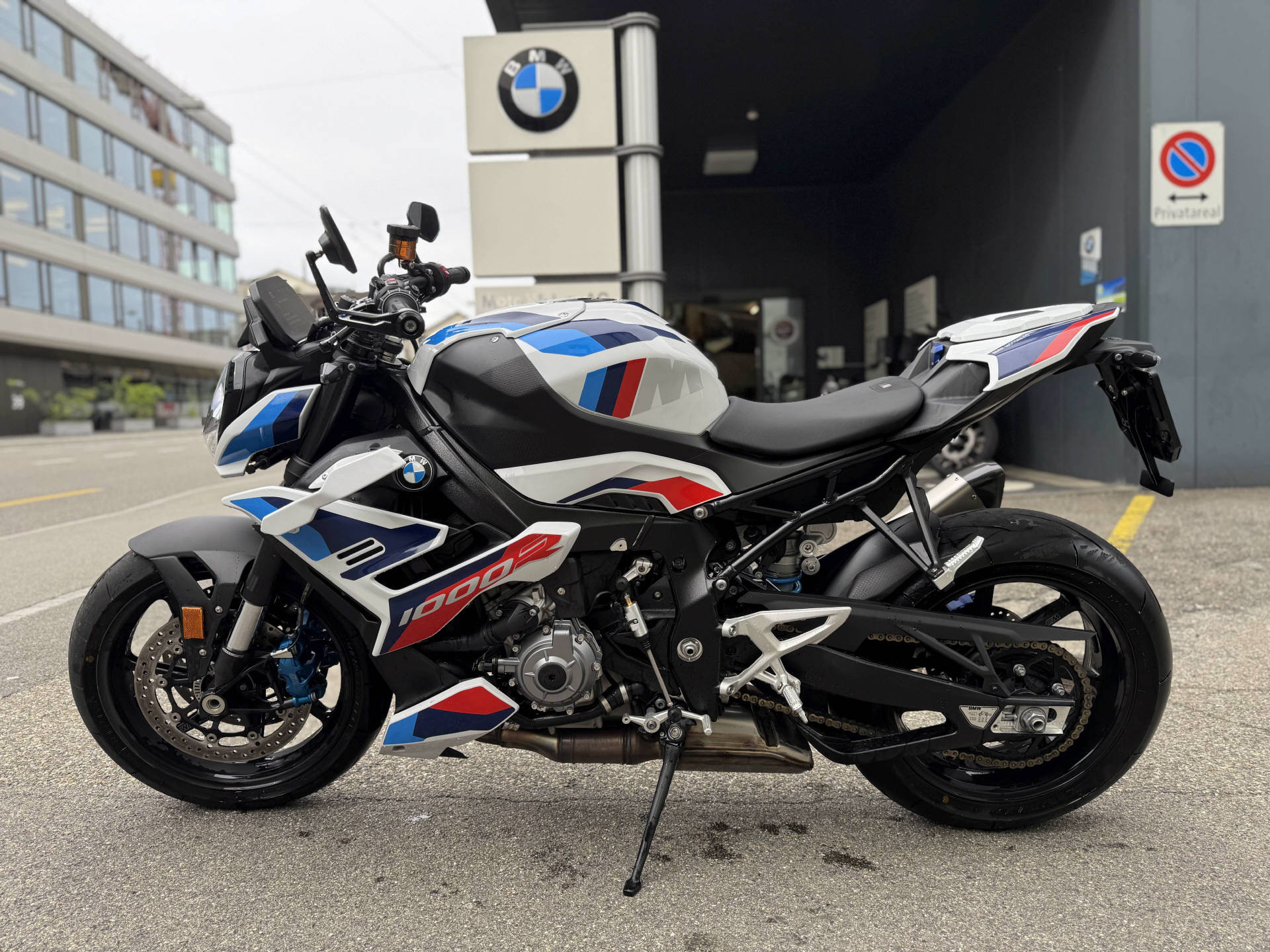 BMW M 1000 R-showroom-element-1