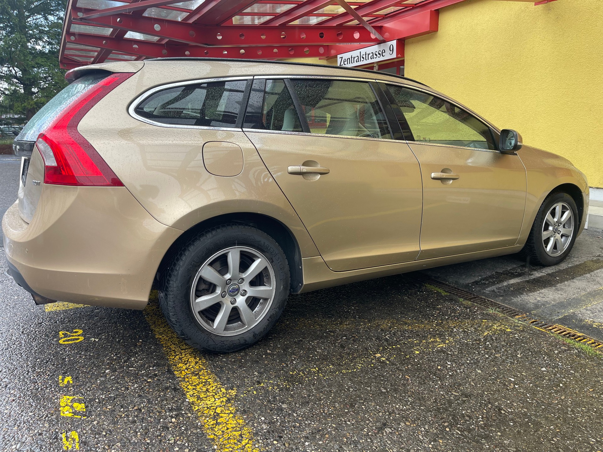 VOLVO V60 2.0T Kinetic Powershift-image-4