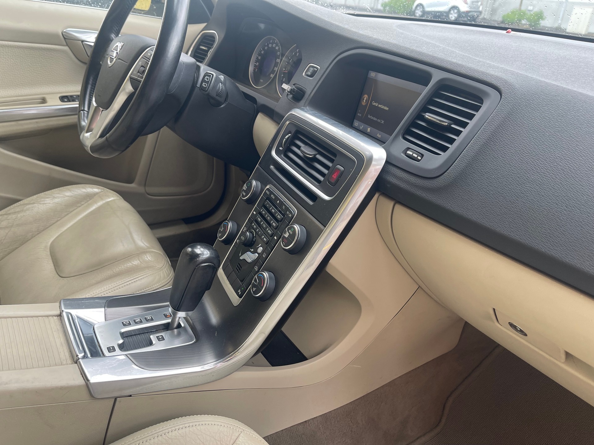 VOLVO V60 2.0T Kinetic Powershift-image-9