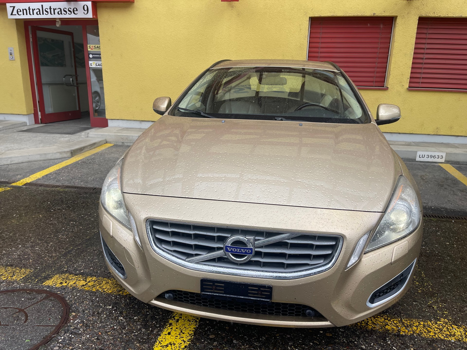 VOLVO V60 2.0T Kinetic Powershift-image-0