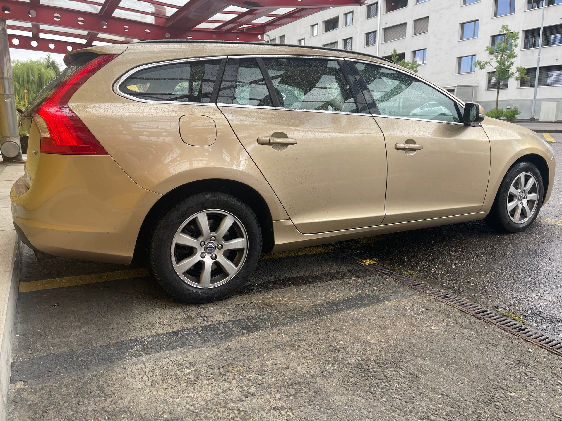 VOLVO V60 2.0T Kinetic Powershift-image-2