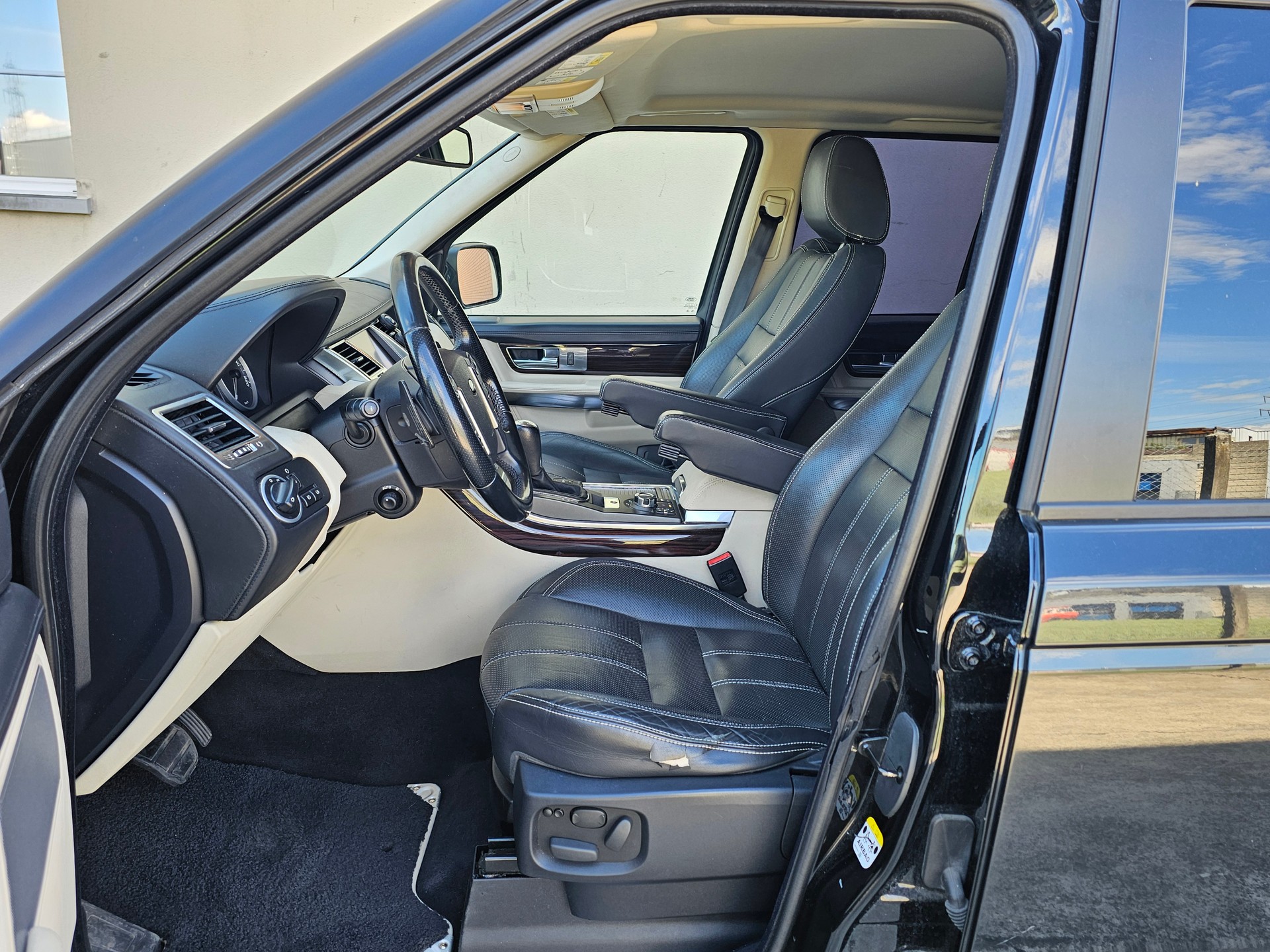 LAND ROVER Range Rover Sport 3.0 TDV6 Silverstone Limited Edition-image-8