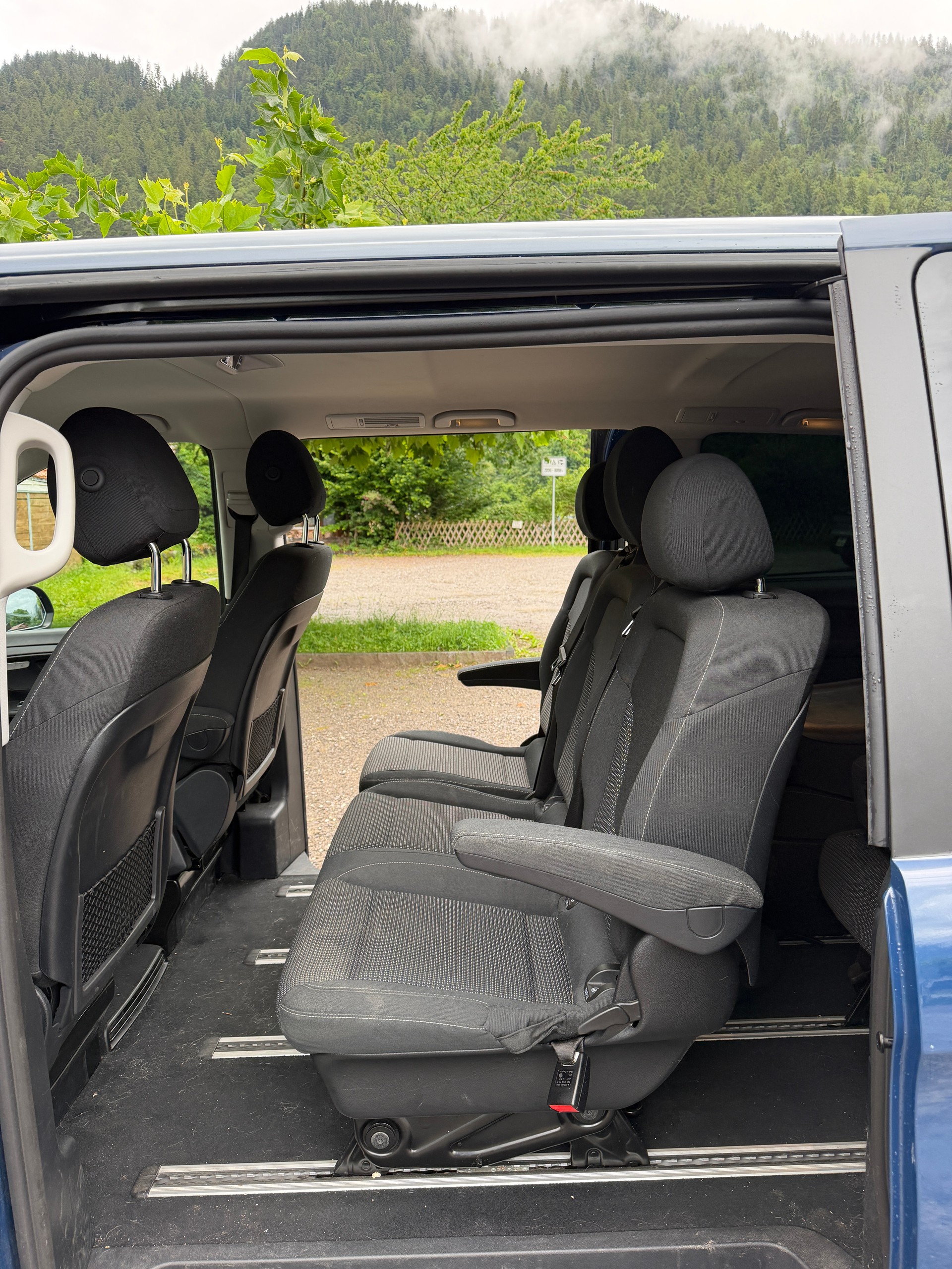MERCEDES-BENZ V220 d Trend-image-2