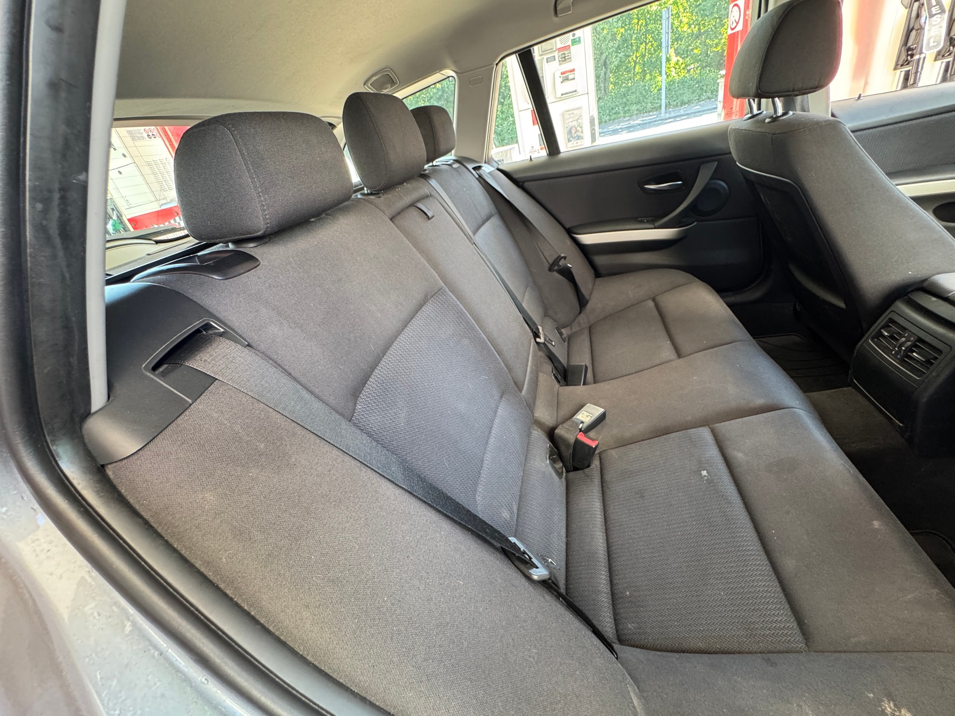 BMW 318i Touring-image-8