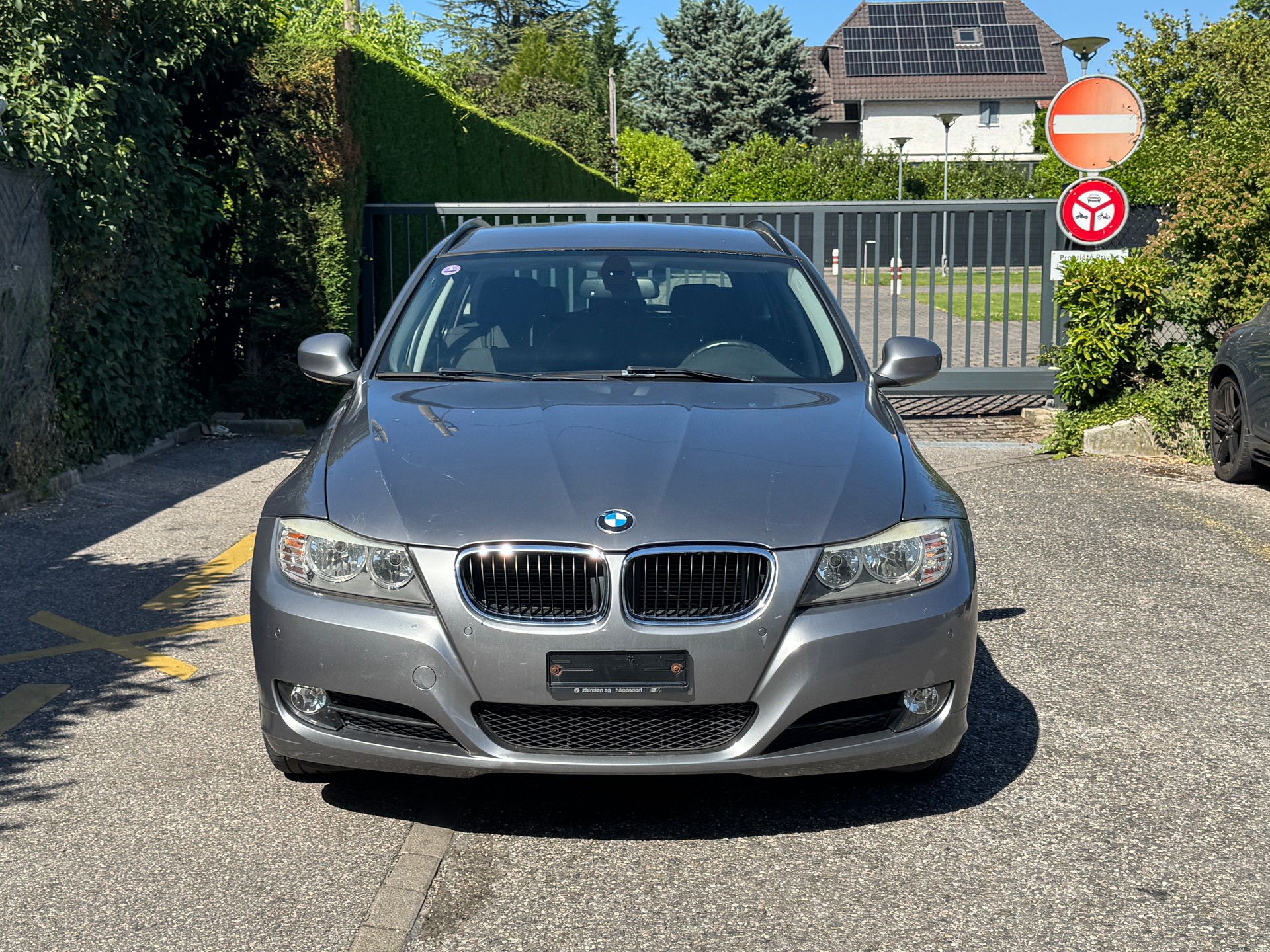 BMW 318i Touring-image-0
