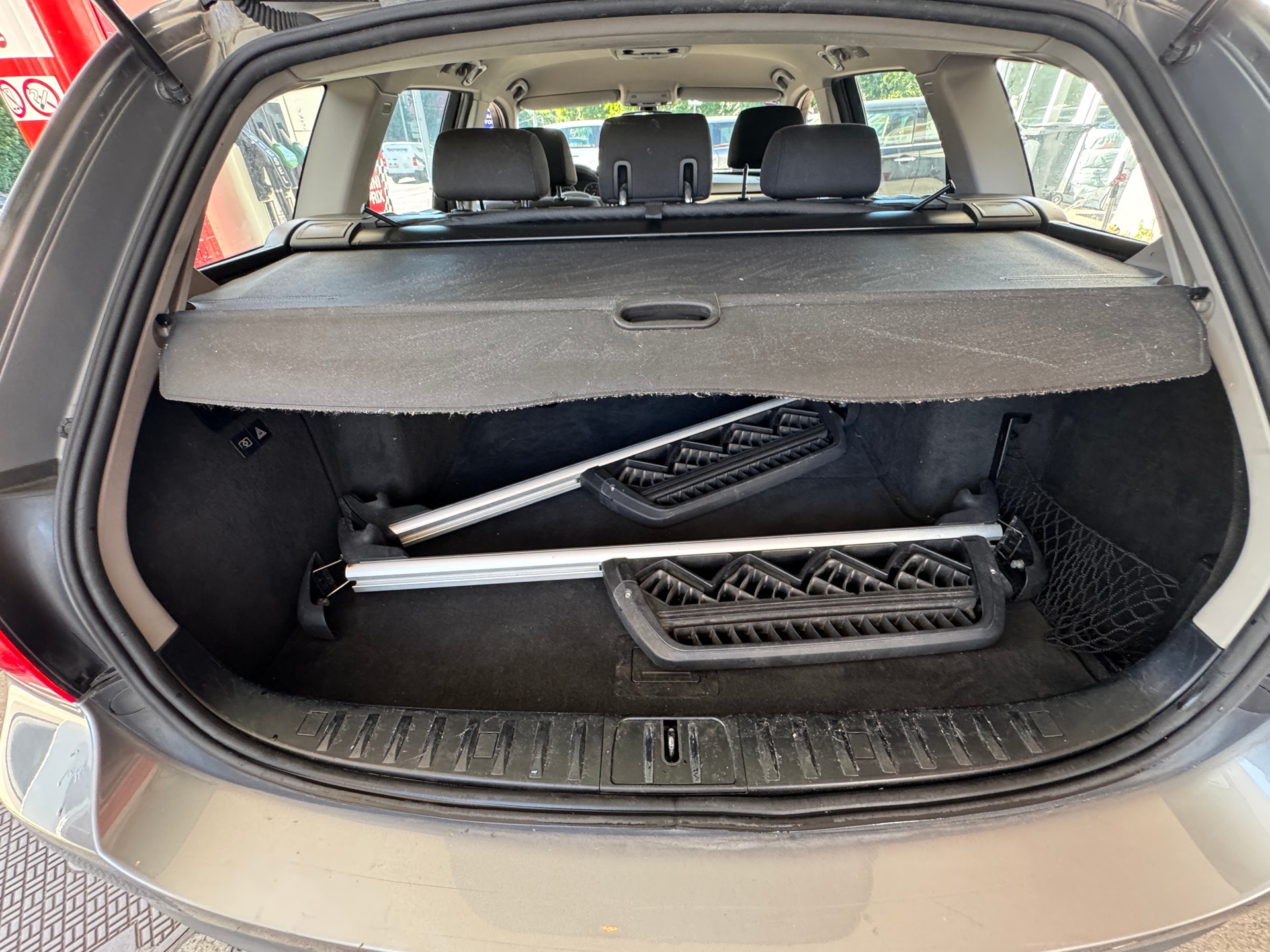 BMW 318i Touring-image-15