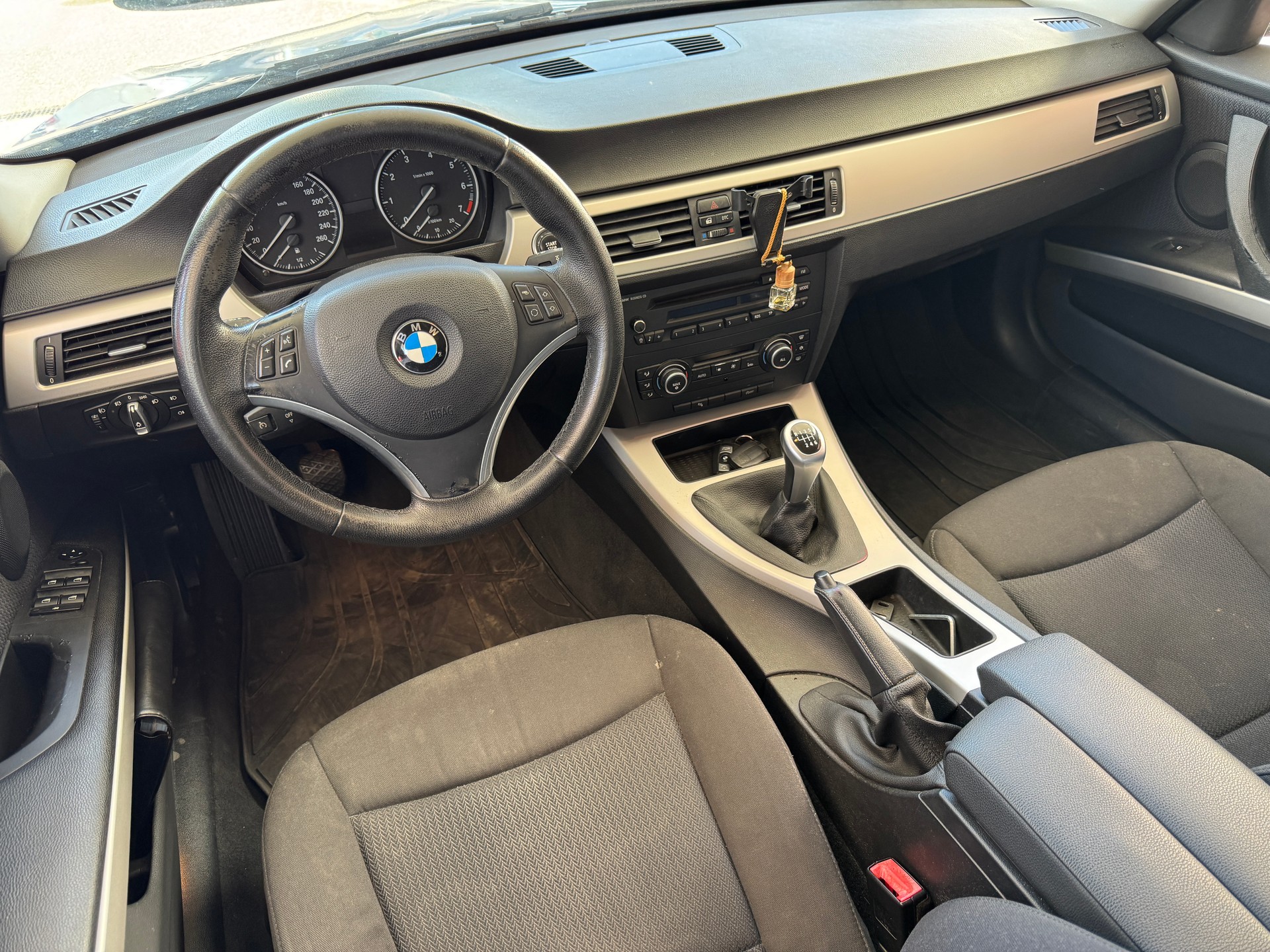 BMW 318i Touring-image-10
