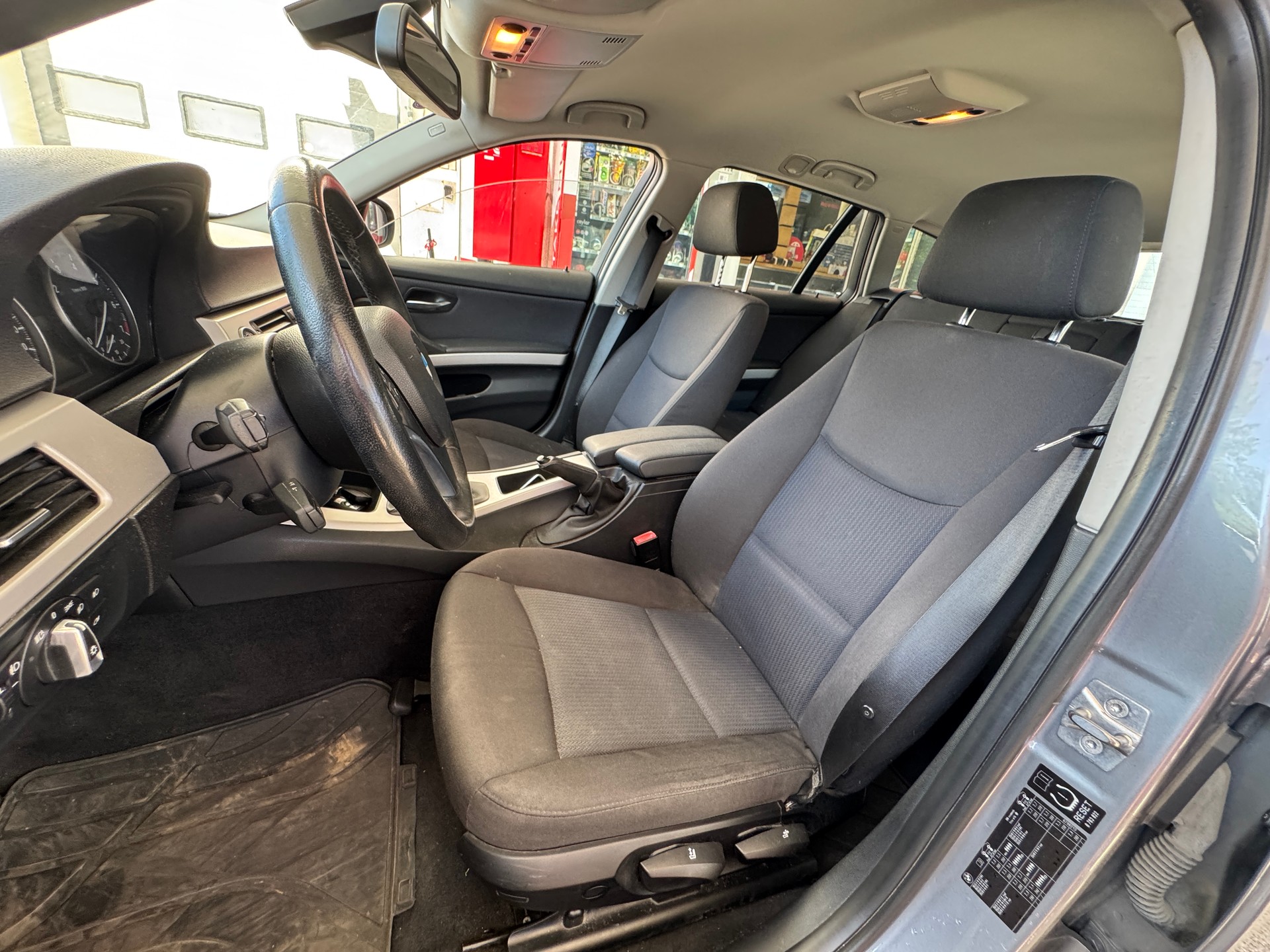 BMW 318i Touring-image-6