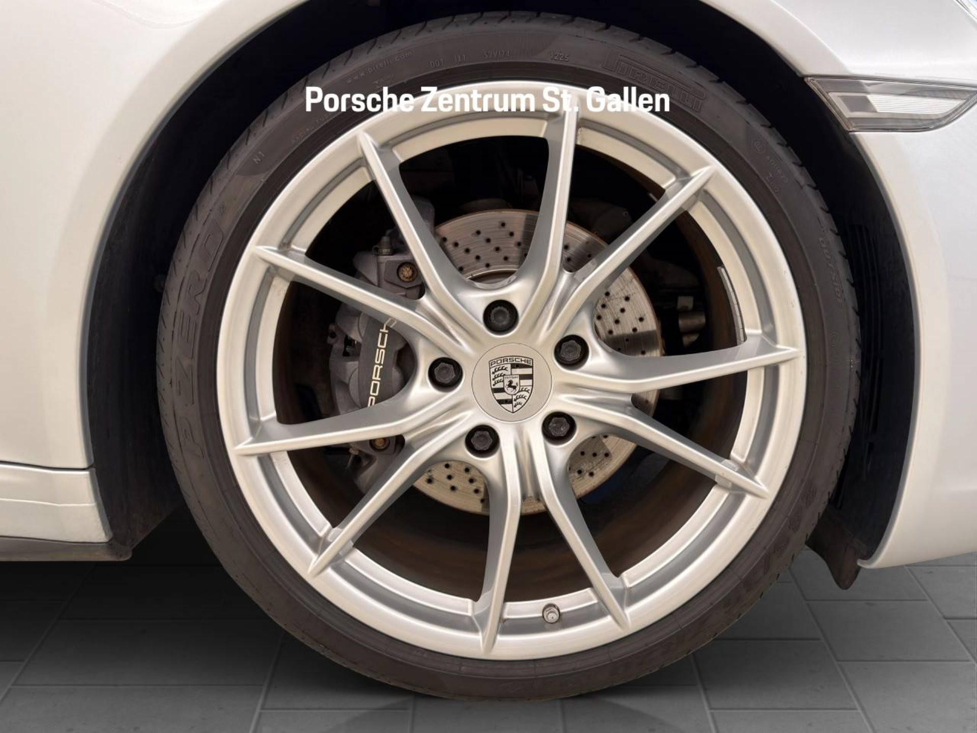 PORSCHE 911 Carrera 4-image-11
