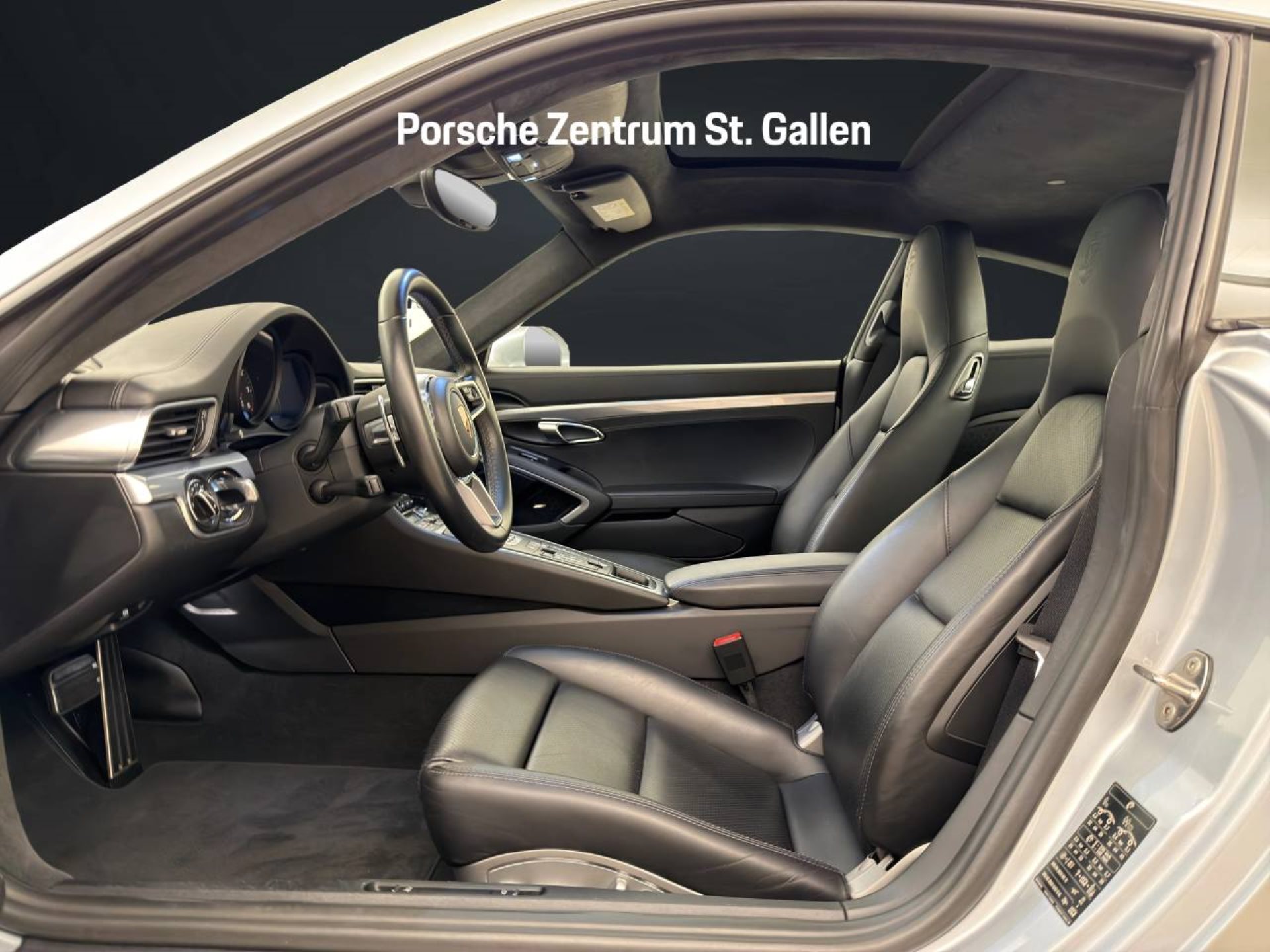 PORSCHE 911 Carrera 4-image-4