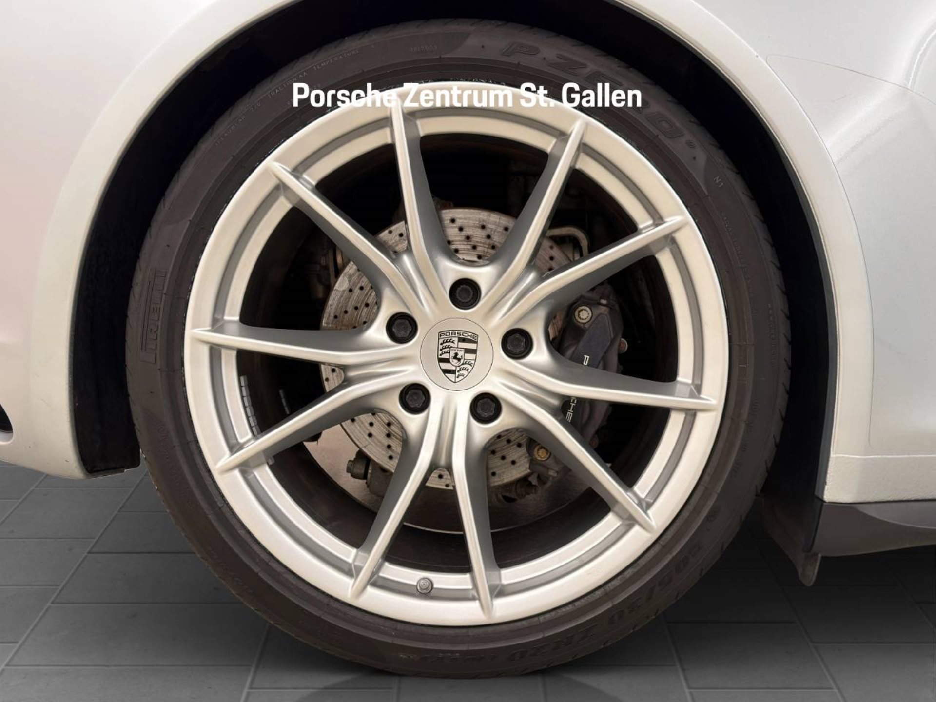 PORSCHE 911 Carrera 4-image-10