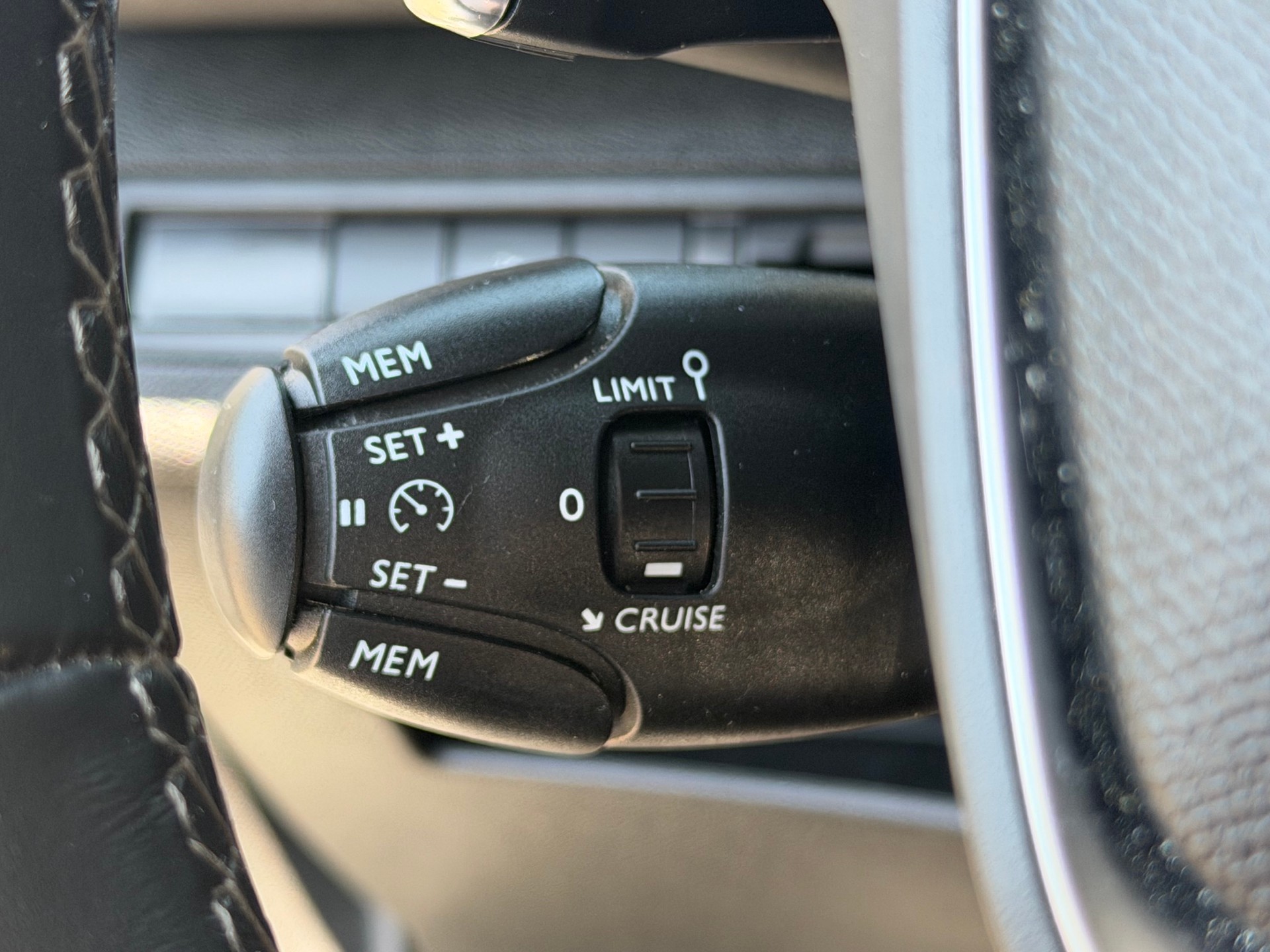 PEUGEOT 3008 1.5 BlueHDi Allure-image-9