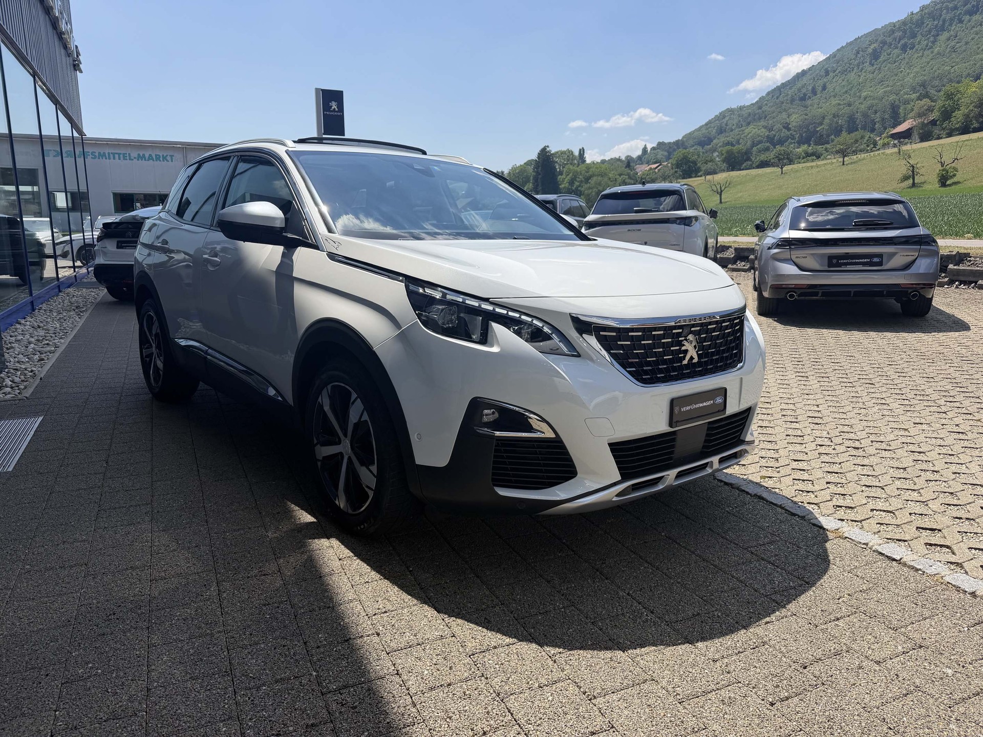 PEUGEOT 3008 1.5 BlueHDi Allure-image-2