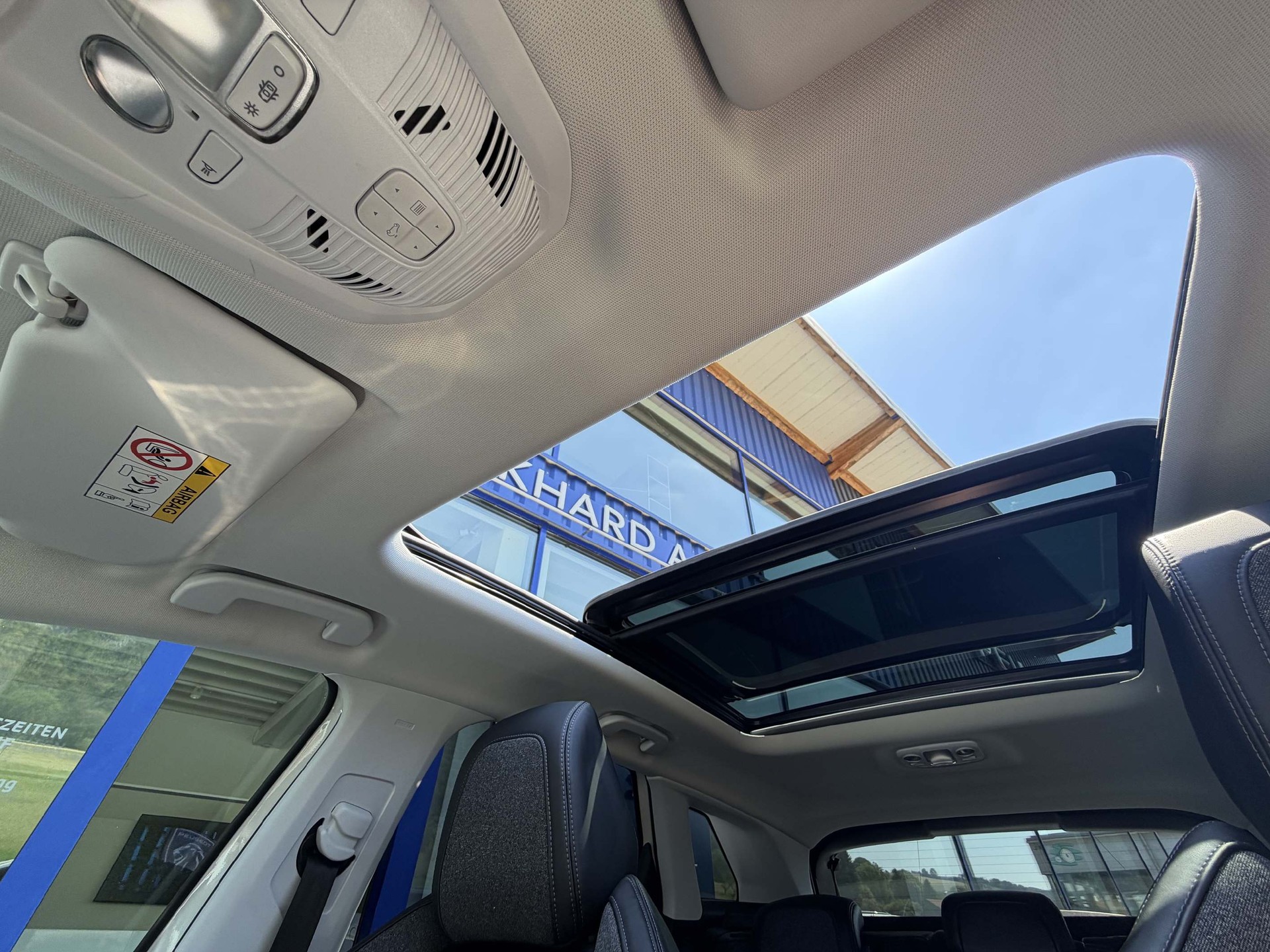PEUGEOT 3008 1.5 BlueHDi Allure-image-12