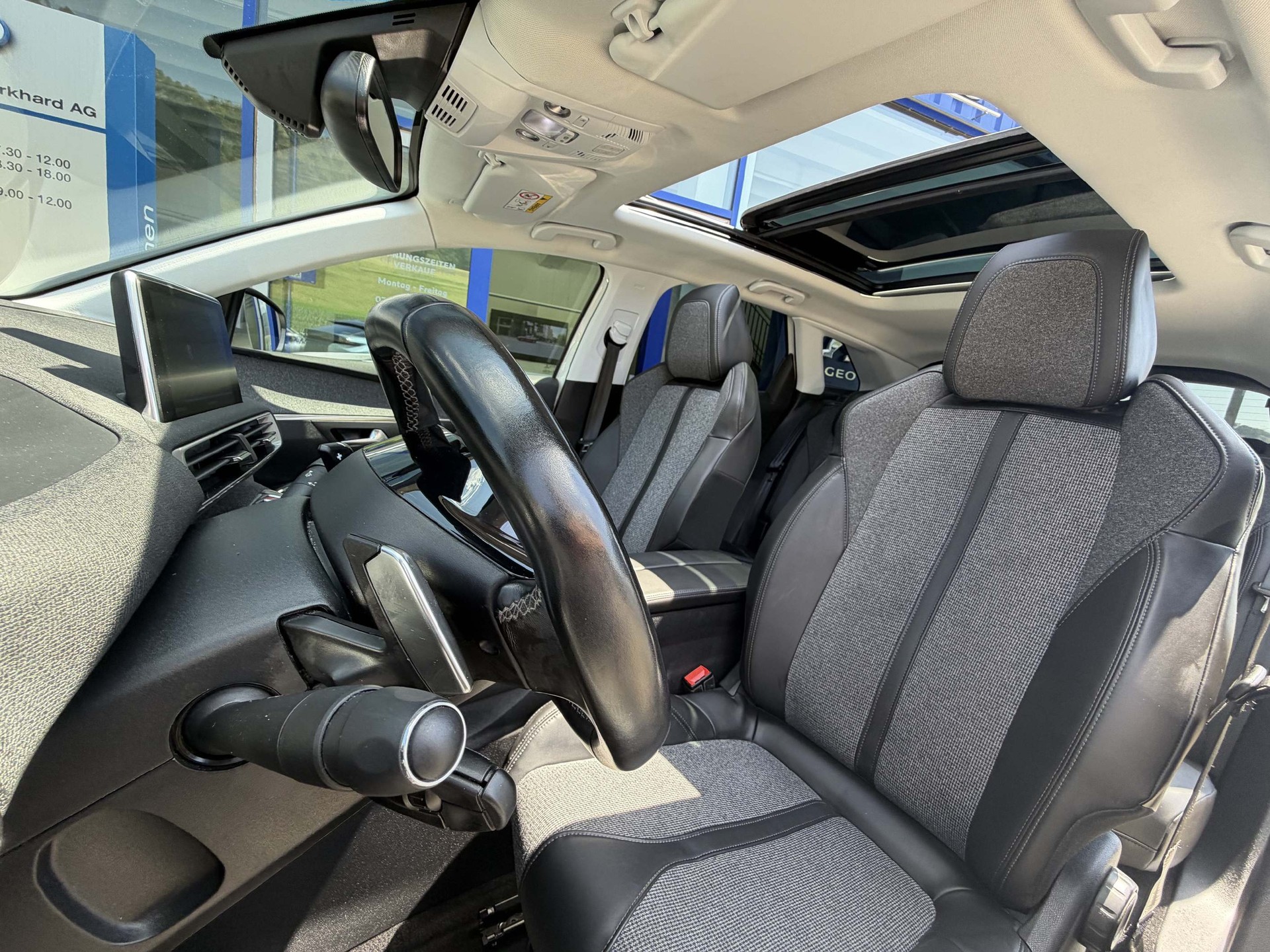 PEUGEOT 3008 1.5 BlueHDi Allure-image-6