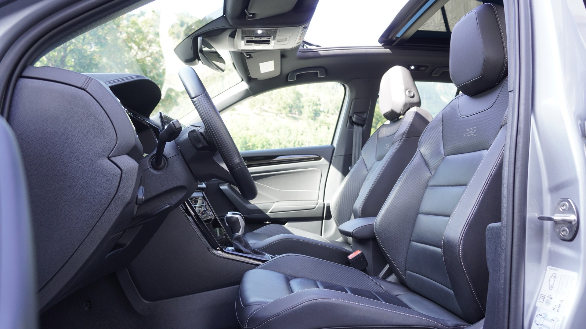 VW T-Roc 2.0 TSI R-Line DSG 4Motion-image-3