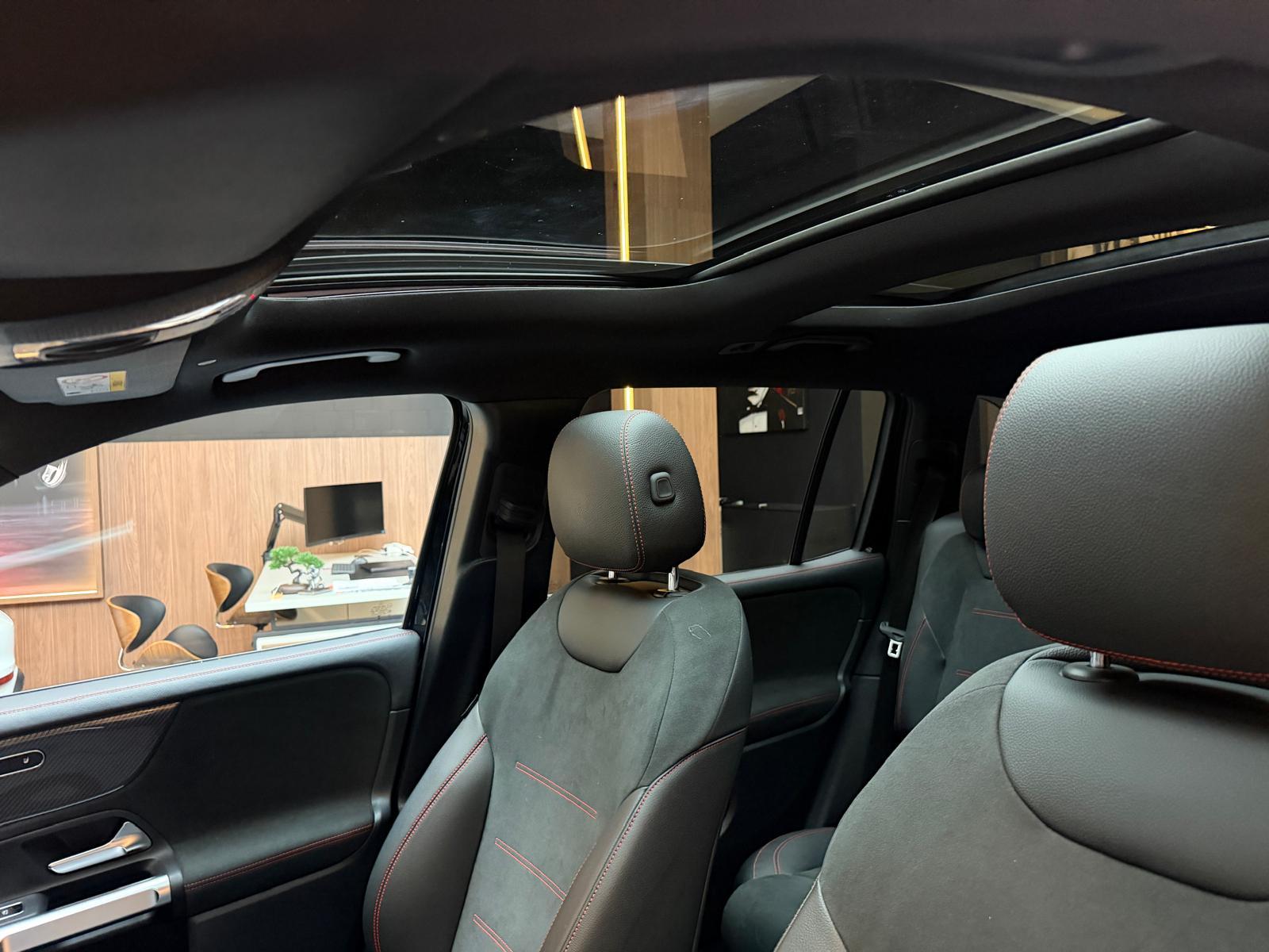 MERCEDES-BENZ GLB 200 d AMG Line-image-14